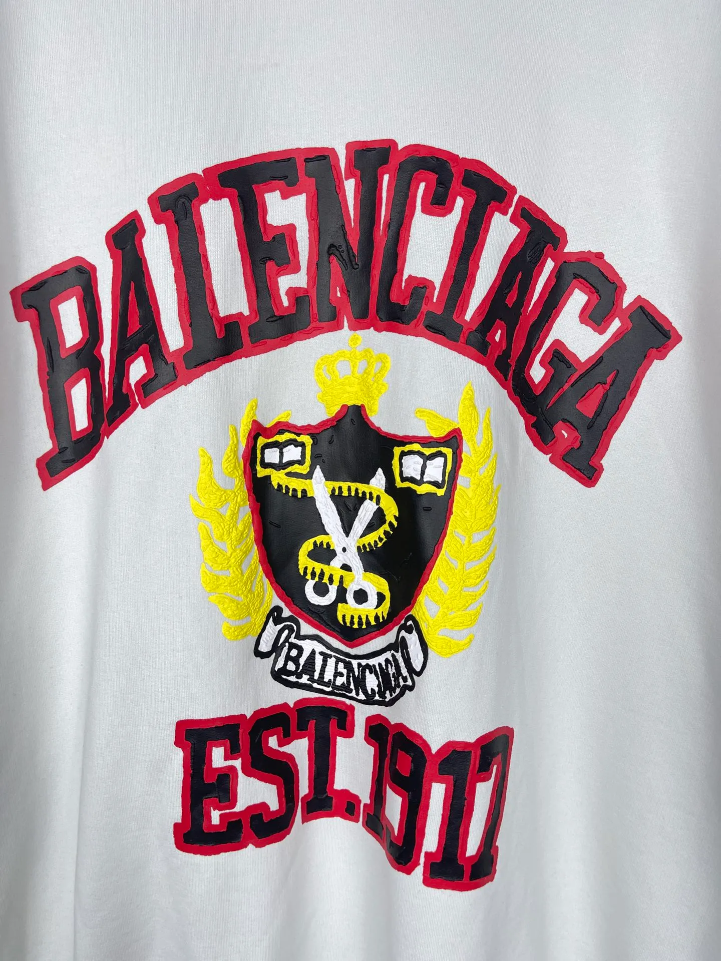 🅿️316 Actual pictures [Top version. Official website quality] BALENCI*GA/Paris. 23 spring new style, Crown wheat scissors foam printing technology. Ready-to-wear distressed washed long-sleeved hooded sweatshirt. Brick cabinet synchronization. The fabric is made of Paris ZP custom-woven and dyed cotton David sweatshirt. The weight is 450 grams, the cloth surface is clean. The cloth pattern is clear, soft and comfortable. The threads are dyed with no color difference. The classic pattern is printed with environmentally friendly imported materials, hand-painted effect foam printing, the effect is three-dimensional and restores the brick cabinet. Different market currencies, welcome to compare. The version adopts OS loose shoulder design. Same style for men and women. Code: BL238067 Color: washed black, off-white Size: XS S M L