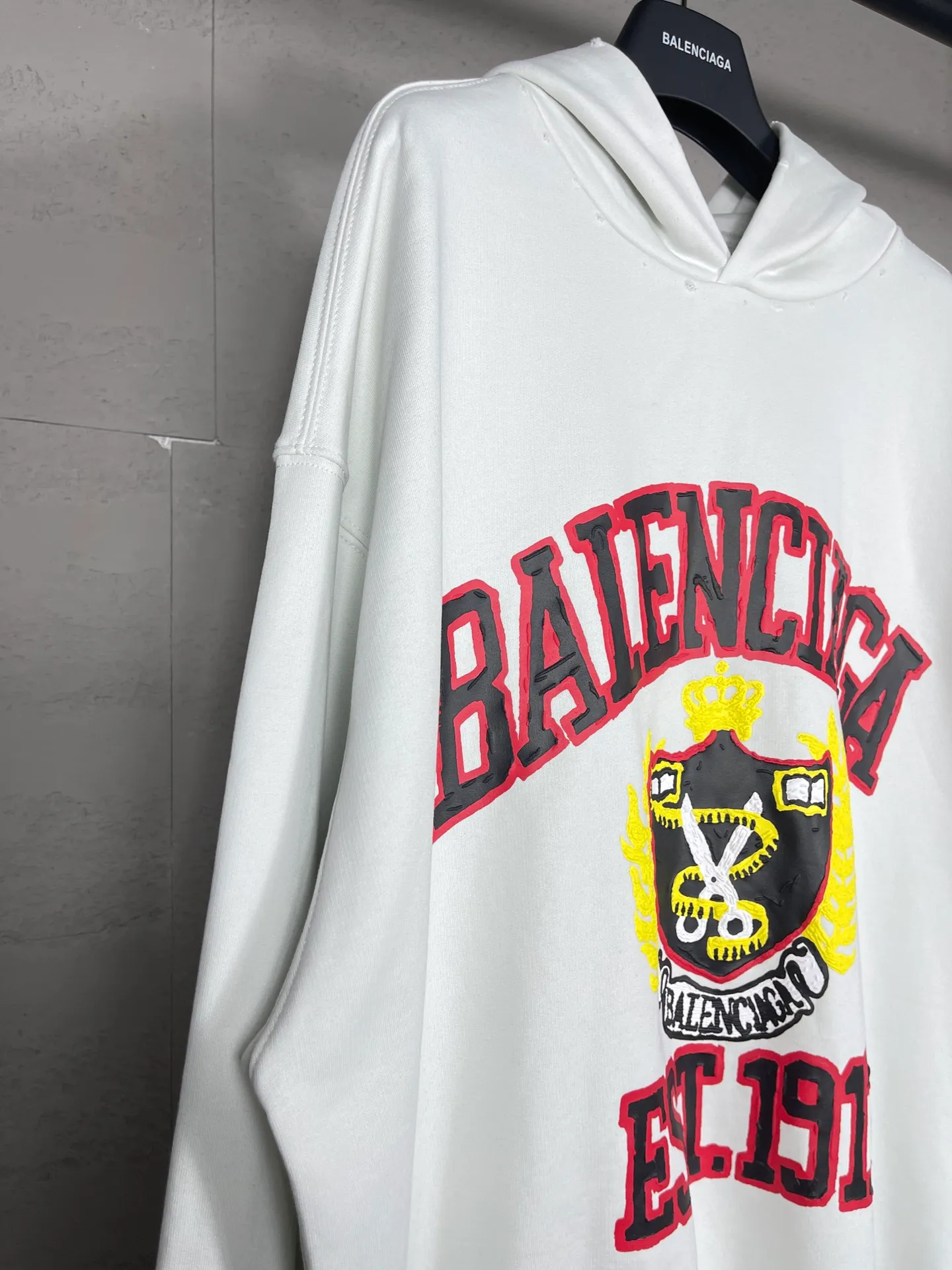 🅿️316 Actual pictures [Top version. Official website quality] BALENCI*GA/Paris. 23 spring new style, Crown wheat scissors foam printing technology. Ready-to-wear distressed washed long-sleeved hooded sweatshirt. Brick cabinet synchronization. The fabric is made of Paris ZP custom-woven and dyed cotton David sweatshirt. The weight is 450 grams, the cloth surface is clean. The cloth pattern is clear, soft and comfortable. The threads are dyed with no color difference. The classic pattern is printed with environmentally friendly imported materials, hand-painted effect foam printing, the effect is three-dimensional and restores the brick cabinet. Different market currencies, welcome to compare. The version adopts OS loose shoulder design. Same style for men and women. Code: BL238067 Color: washed black, off-white Size: XS S M L
