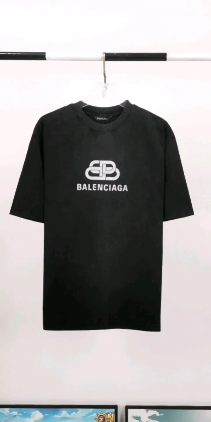 Actual video shot——top-tested version Balenciaga 21ss new lock buckle Unisex short-sleeved pure cotton BALENCIAGA short-sleeved T-shirt for couples Super classic style with good-looking colors Oversize version 260g double yarn cotton top-quality fabric (ready-made garments washed, then fried) [Little Red Book hot style | Highly recommended by ins style bloggers] Original mold opening 1:1, all other colors are custom-woven and dyed (although everyone says so, but I guarantee it, and the threads are also dyed in the same vat) and there is no error with ZP.  Positioned cutting, high-quality wiring, original 1x1 thickened thread on the neckline, imported glue printing, black and gray colors are all silver, lock printing, repeated washing, not easy to crack! ! ! A full set of genuine one-to-one accessories, bag code marked. The numbers are all correct and identical.  Color: White Black Floral Gray Haze Blue Washed Black Size: XS-L P:280