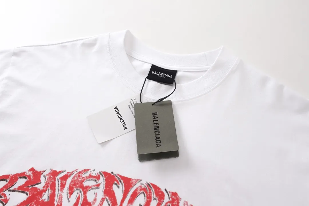 🅿️186 Detail Picture [Top version. Official website quality] BALENCI*GA/Paris. 2024 latest flame graffiti direct-printed short-sleeved T-shirt. Brick cabinet synchronization. ⚠️Difference in market currency. Developed by YB. The fabric is made of Paris ZP custom-woven and dyed 100% cotton double yarn compact cotton. The weight is 260 grams, the cloth surface is clean. The cloth pattern is clear, soft and comfortable. The threads are dyed with no color difference. The front and back printing adopts Kornit direct-injection printing pattern and adopts OS loose shoulder-dropping pattern. Same style for men and women. Code: BL223109 Color: dark gray blue. Pink. White Size: XS to L
