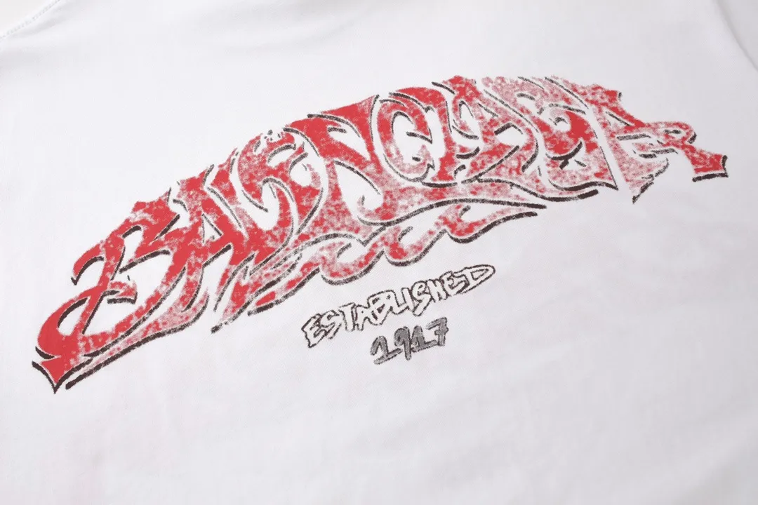 🅿️186 Detail Picture [Top version. Official website quality] BALENCI*GA/Paris. 2024 latest flame graffiti direct-printed short-sleeved T-shirt. Brick cabinet synchronization. ⚠️Difference in market currency. Developed by YB. The fabric is made of Paris ZP custom-woven and dyed 100% cotton double yarn compact cotton. The weight is 260 grams, the cloth surface is clean. The cloth pattern is clear, soft and comfortable. The threads are dyed with no color difference. The front and back printing adopts Kornit direct-injection printing pattern and adopts OS loose shoulder-dropping pattern. Same style for men and women. Code: BL223109 Color: dark gray blue. Pink. White Size: XS to L