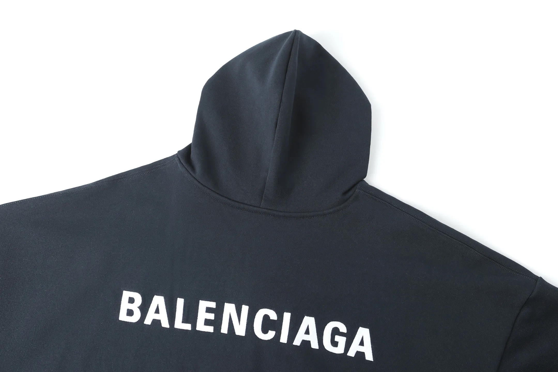 🅿️430 BLCG front and back letter embroidered Polo collar hooded sweatshirt (black and blue) The original version was purchased for RMB 9,200 and developed. The fabric is made of 400 grams of Paris cotton terry sweatshirt material, and the ribs are made of 430 grams of 1*1 trendy brand rib. The fabric is fermented, imported embroidery, customized with a 1:1 trademark, loose version, and the embroidery is still Behringer. It is worth noting that this style only has buttonholes and no buttons. It is the same as the original version. The version with buttons on the market for premature babies is wrong! The upper body is light and lazy, with the same color and no color difference. It can be matched with the same style to create a fashionable look, and can be used in various occasions. It has customized accessories, complete with three standards, and the same style for men and women. Size:S-M-L