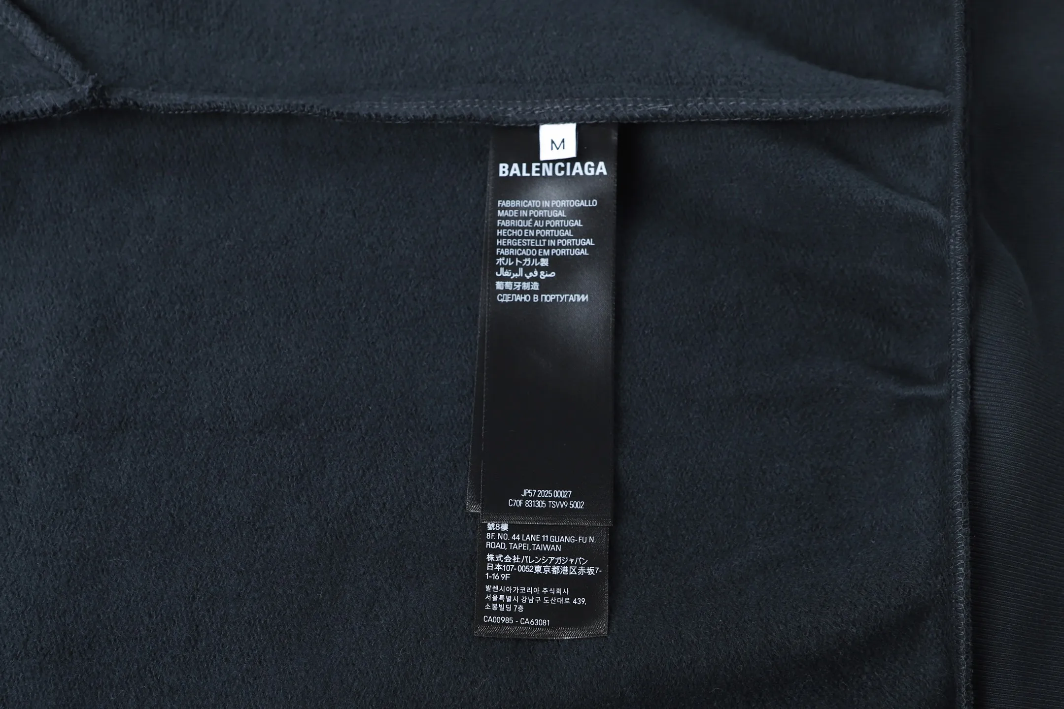 🅿️430 BLCG front and back letter embroidered Polo collar hooded sweatshirt (black and blue) The original version was purchased for RMB 9,200 and developed. The fabric is made of 400 grams of Paris cotton terry sweatshirt material, and the ribs are made of 430 grams of 1*1 trendy brand rib. The fabric is fermented, imported embroidery, customized with a 1:1 trademark, loose version, and the embroidery is still Behringer. It is worth noting that this style only has buttonholes and no buttons. It is the same as the original version. The version with buttons on the market for premature babies is wrong! The upper body is light and lazy, with the same color and no color difference. It can be matched with the same style to create a fashionable look, and can be used in various occasions. It has customized accessories, complete with three standards, and the same style for men and women. Size:S-M-L