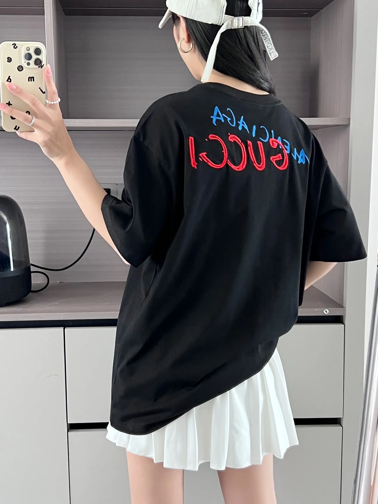 🎀Hot model pictures🎀Top tested version of Balenciaga The textile has high density, good drape, and is not easy to deform. The thick texture and compact spinning process will not affect the breathability of the fabric. The color saturation is very high. The embroidery process uses imported embroidery machines to make the embroidery colors fuller and the embroidery more three-dimensional. The upper body effect is good. It is a versatile and beautiful short-sleeved one. The loose fit covers the flesh and makes you look thinner. It is tolerant to fat figures and you can lose five pounds instantly when you put it on. Three standards for customized accessories. Size: S-XL Color: Black White P:260