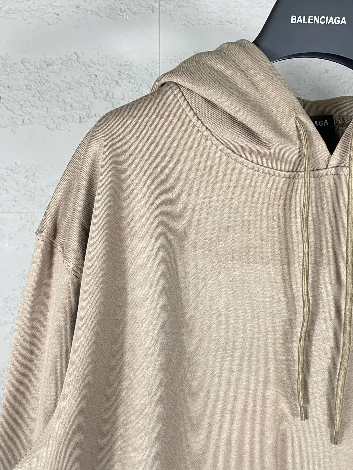 🅿️310 Actual pictures [Top version. Official website quality] BALENCI*GA/Paris #Classic. Coke embroidered black tape hooded sweatshirt. The fabric is made of Paris ZP custom-woven and dyed cotton sweatshirt. The weight is 450 grams. The cloth surface is clean. The cloth pattern is clear, soft and comfortable. The color fastness is good. It is not easy to change color. The threads are dyed with no color difference. The classic pattern embroidery uses an imported embroidery machine, and the embroidery thread color is based on the original color. It is produced based on the pictures in the Jubie market. The letters are clear. The three-dimensional effect is strong. The embroidered flowers are laminated on the finished product. The version adopts OS loose shoulder design. Same style for men and women. Code: BL238058 Color: black, off-white, smoky gray, red, brown Size: XS S M L
