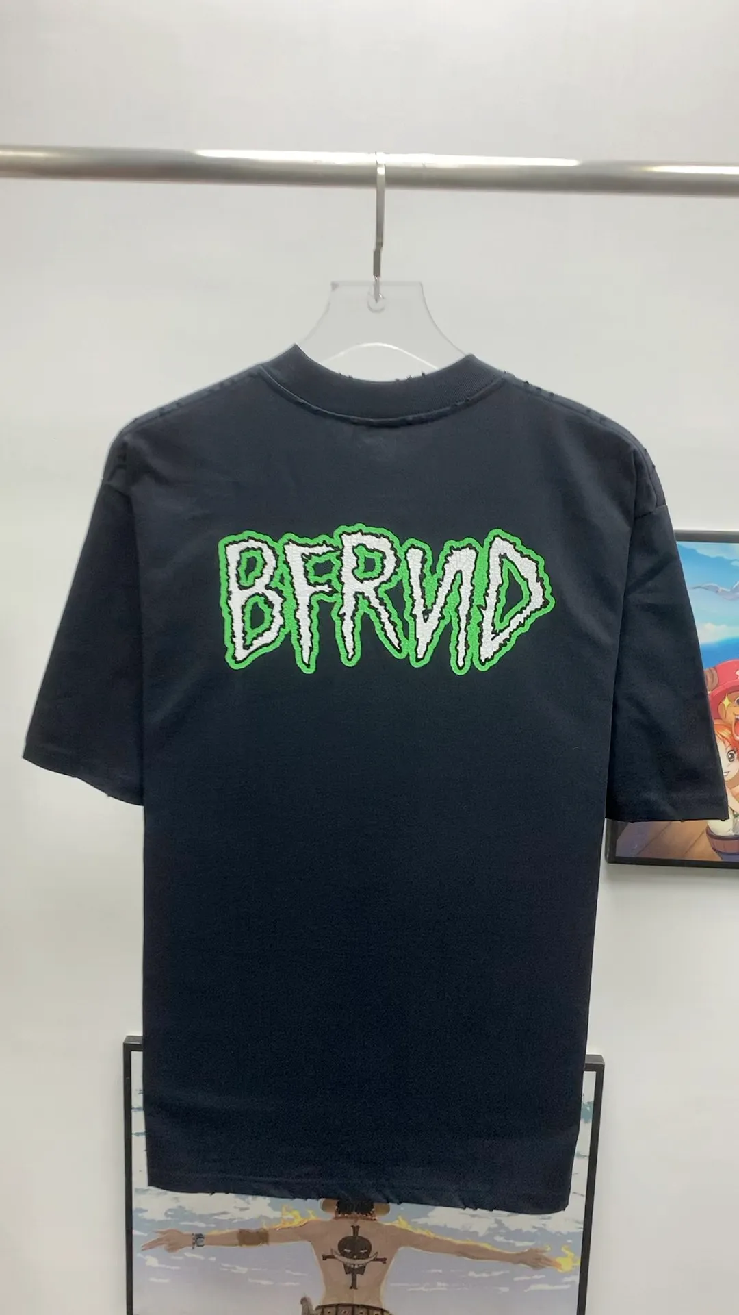 Real-life video on the back——the top tested version of BALENCIAGA burst letter print. LOGO logo printing is exquisitely upgraded. High version of short-sleeved T-shirt. Original fabric. Official same style. Short-sleeved T-shirt. Washed 310g. Pure cotton fabric. Very comfortable to the touch. The latest brick cabinet for spring and summer. Super versatile and good-looking. Very suitable for both men and women. A must-have. Tag. Collar label. Washed wheat. Complete with three labels. Color: White. Black. Size: XS~L P:290.