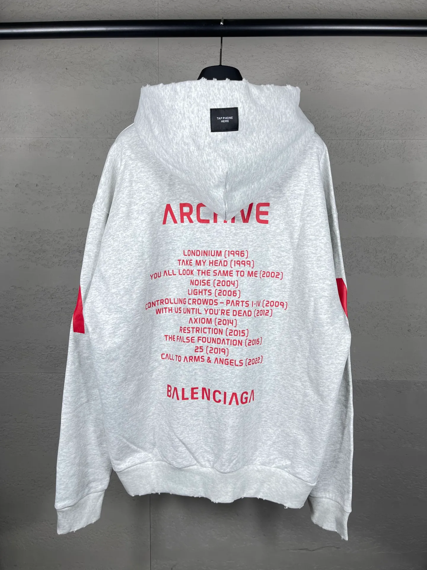 🅿️400 detailed picture [Top version. Official website quality] BALENCI*GA/Paris. 2024 latest global limited edition. BALENCIAGA joins forces with Archive to create a hooded sweatshirt. Crack printing is washed and worn, over-heavy craftsmanship, and brick cabinets are synchronized. ⚠️Distinguish the market currency, genuine development, worn. The hand-painted is consistent with ZP, and the printing uses imported cracking environmentally friendly glue. The garments are washed, worn and worn. The whole piece is designed with heavy craftsmanship. Comparisons welcome. The version adopts OS loose shoulder design. Same style for men and women. Code: BL238808 Color: black, gray and white. Size: XS S M L