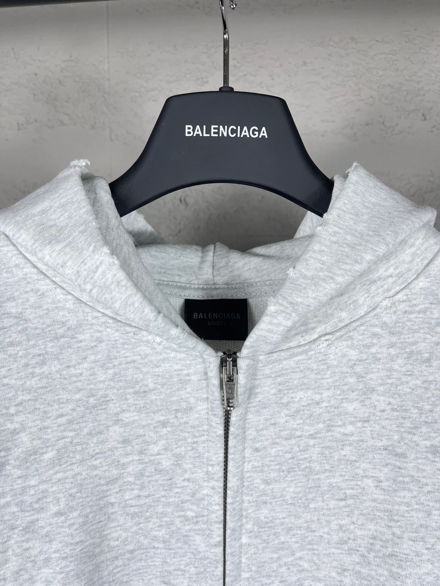 🅿️400 detailed picture [Top version. Official website quality] BALENCI*GA/Paris. 2024 latest global limited edition. BALENCIAGA joins forces with Archive to create a hooded sweatshirt. Crack printing is washed and worn, over-heavy craftsmanship, and brick cabinets are synchronized. ⚠️Distinguish the market currency, genuine development, worn. The hand-painted is consistent with ZP, and the printing uses imported cracking environmentally friendly glue. The garments are washed, worn and worn. The whole piece is designed with heavy craftsmanship. Comparisons welcome. The version adopts OS loose shoulder design. Same style for men and women. Code: BL238808 Color: black, gray and white. Size: XS S M L