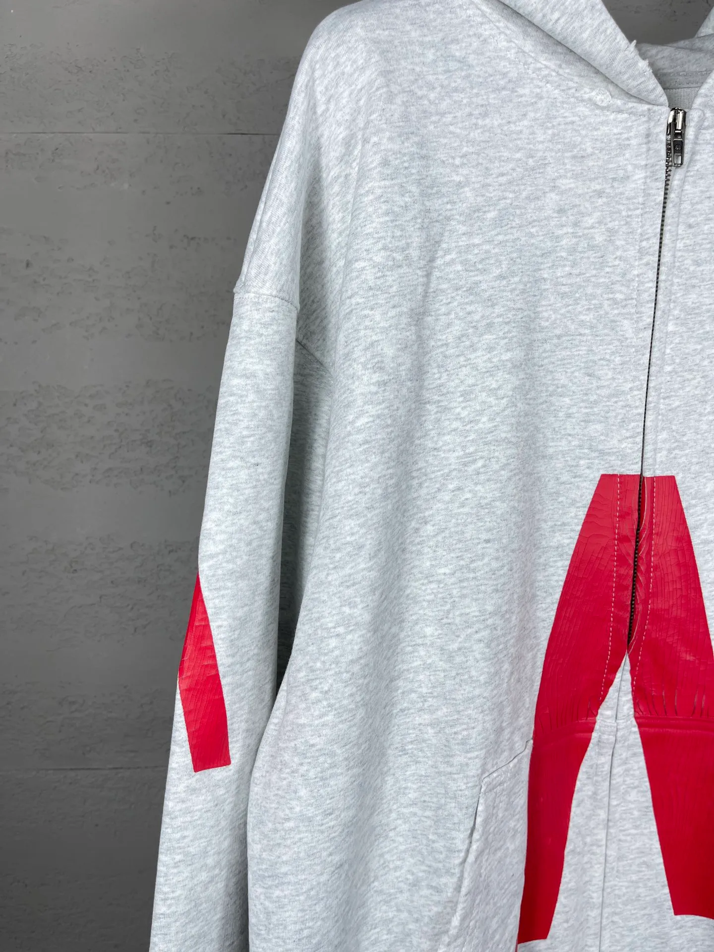 🅿️400 detailed picture [Top version. Official website quality] BALENCI*GA/Paris. 2024 latest global limited edition. BALENCIAGA joins forces with Archive to create a hooded sweatshirt. Crack printing is washed and worn, over-heavy craftsmanship, and brick cabinets are synchronized. ⚠️Distinguish the market currency, genuine development, worn. The hand-painted is consistent with ZP, and the printing uses imported cracking environmentally friendly glue. The garments are washed, worn and worn. The whole piece is designed with heavy craftsmanship. Comparisons welcome. The version adopts OS loose shoulder design. Same style for men and women. Code: BL238808 Color: black, gray and white. Size: XS S M L
