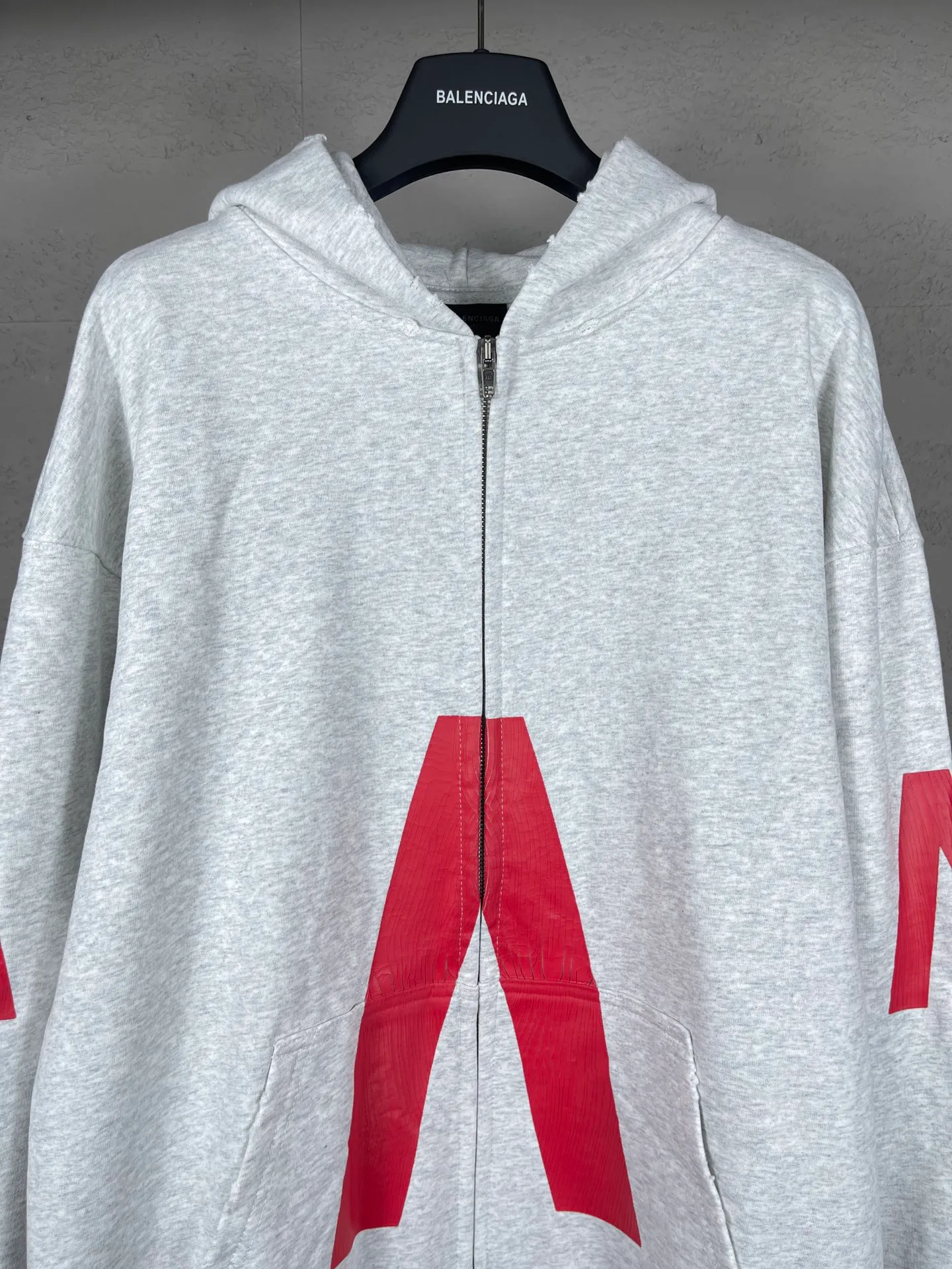 🅿️400 detailed picture [Top version. Official website quality] BALENCI*GA/Paris. 2024 latest global limited edition. BALENCIAGA joins forces with Archive to create a hooded sweatshirt. Crack printing is washed and worn, over-heavy craftsmanship, and brick cabinets are synchronized. ⚠️Distinguish the market currency, genuine development, worn. The hand-painted is consistent with ZP, and the printing uses imported cracking environmentally friendly glue. The garments are washed, worn and worn. The whole piece is designed with heavy craftsmanship. Comparisons welcome. The version adopts OS loose shoulder design. Same style for men and women. Code: BL238808 Color: black, gray and white. Size: XS S M L