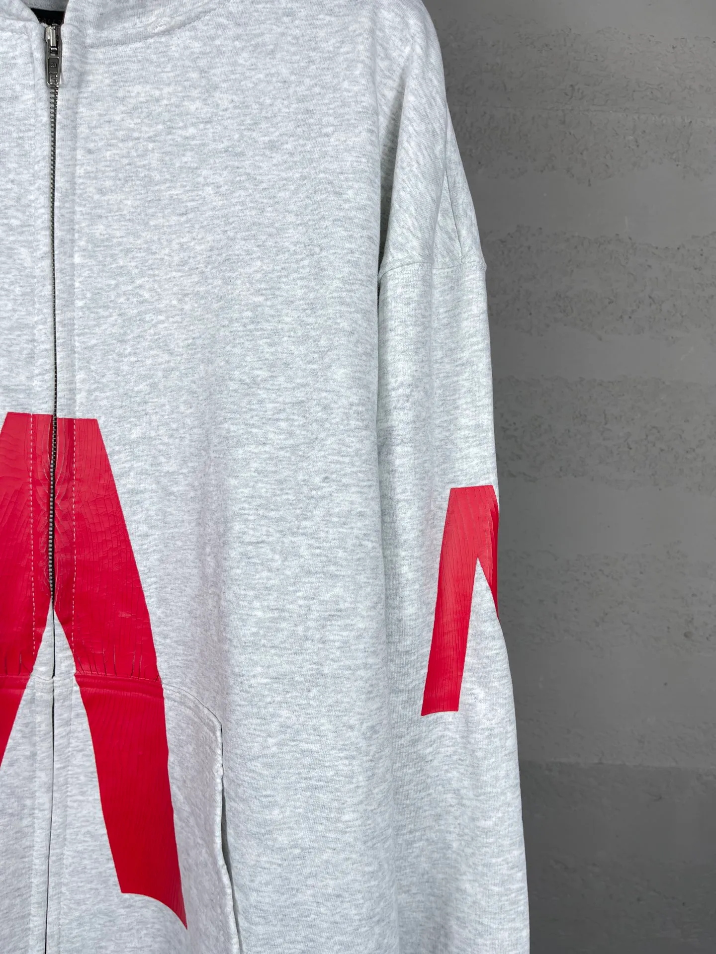 🅿️400 detailed picture [Top version. Official website quality] BALENCI*GA/Paris. 2024 latest global limited edition. BALENCIAGA joins forces with Archive to create a hooded sweatshirt. Crack printing is washed and worn, over-heavy craftsmanship, and brick cabinets are synchronized. ⚠️Distinguish the market currency, genuine development, worn. The hand-painted is consistent with ZP, and the printing uses imported cracking environmentally friendly glue. The garments are washed, worn and worn. The whole piece is designed with heavy craftsmanship. Comparisons welcome. The version adopts OS loose shoulder design. Same style for men and women. Code: BL238808 Color: black, gray and white. Size: XS S M L