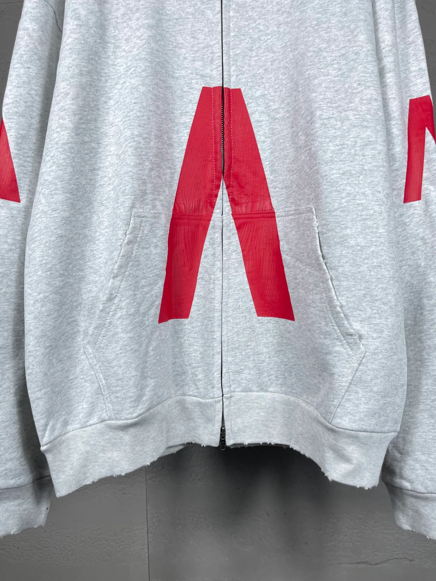 🅿️400 detailed picture [Top version. Official website quality] BALENCI*GA/Paris. 2024 latest global limited edition. BALENCIAGA joins forces with Archive to create a hooded sweatshirt. Crack printing is washed and worn, over-heavy craftsmanship, and brick cabinets are synchronized. ⚠️Distinguish the market currency, genuine development, worn. The hand-painted is consistent with ZP, and the printing uses imported cracking environmentally friendly glue. The garments are washed, worn and worn. The whole piece is designed with heavy craftsmanship. Comparisons welcome. The version adopts OS loose shoulder design. Same style for men and women. Code: BL238808 Color: black, gray and white. Size: XS S M L
