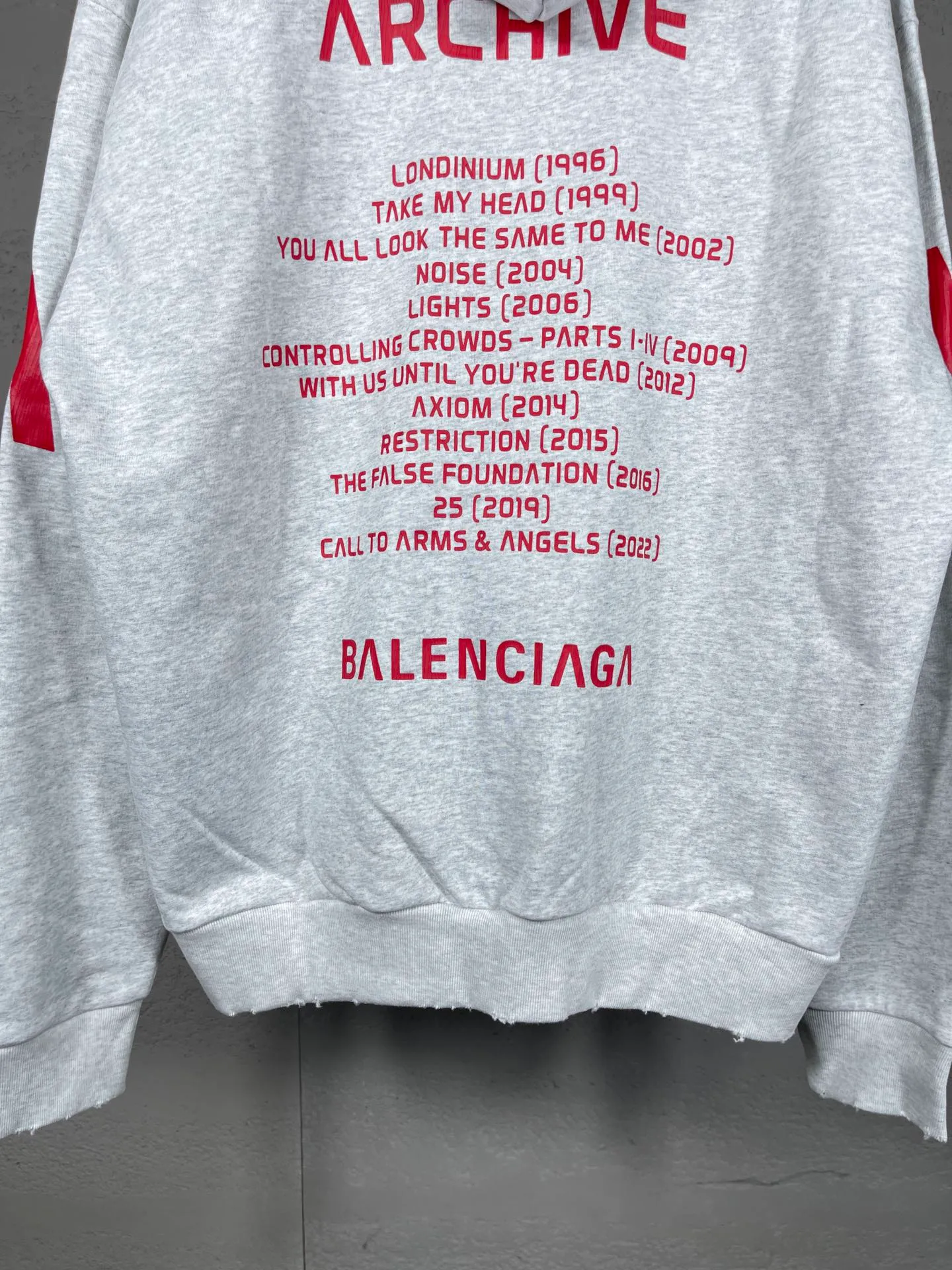🅿️400 detailed picture [Top version. Official website quality] BALENCI*GA/Paris. 2024 latest global limited edition. BALENCIAGA joins forces with Archive to create a hooded sweatshirt. Crack printing is washed and worn, over-heavy craftsmanship, and brick cabinets are synchronized. ⚠️Distinguish the market currency, genuine development, worn. The hand-painted is consistent with ZP, and the printing uses imported cracking environmentally friendly glue. The garments are washed, worn and worn. The whole piece is designed with heavy craftsmanship. Comparisons welcome. The version adopts OS loose shoulder design. Same style for men and women. Code: BL238808 Color: black, gray and white. Size: XS S M L