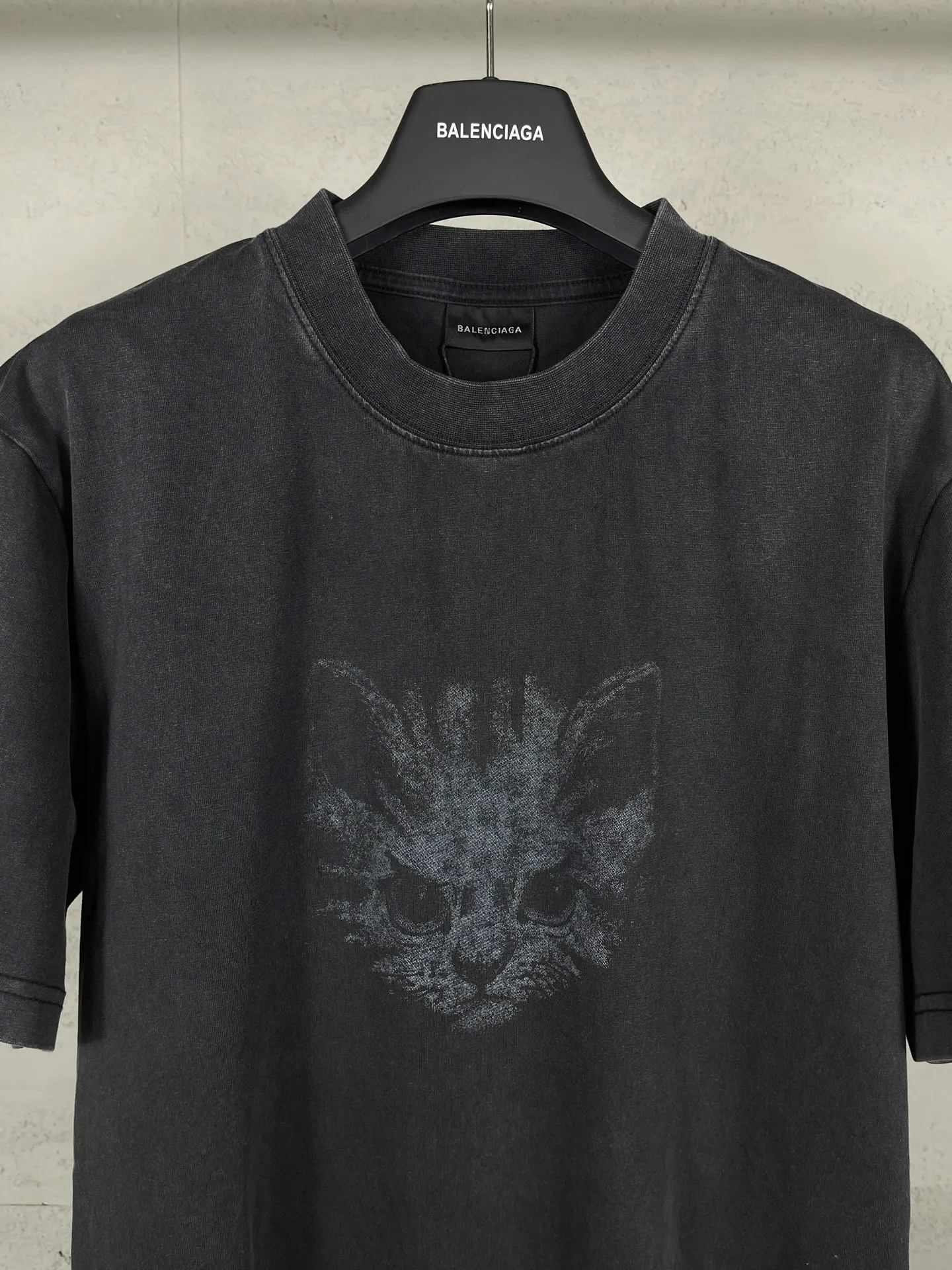 🅿️180 Attention‼ ️Female version. Actual pictures [top version. official website quality] BALENCI*GA/25 new model. Washed and distressed short-sleeved T-shirt with direct spray printing on the front # SS25 latest style. Research and development at the first time, different market currencies. Comparisons welcome. The fabric is made of Paris ZP custom-woven and dyed cotton double yarn. Weighing 260 grams, the cloth surface is clean. The cloth pattern is clear, soft and comfortable. The threads are dyed with no color difference. Printing adopts computer direct printing. Garments are washed and aged. Jubie market currency. Welcome to compare. The version adopts the medium version. Women's version Code: BL253732 Color: Washed black, gray and white Size: XS S M L