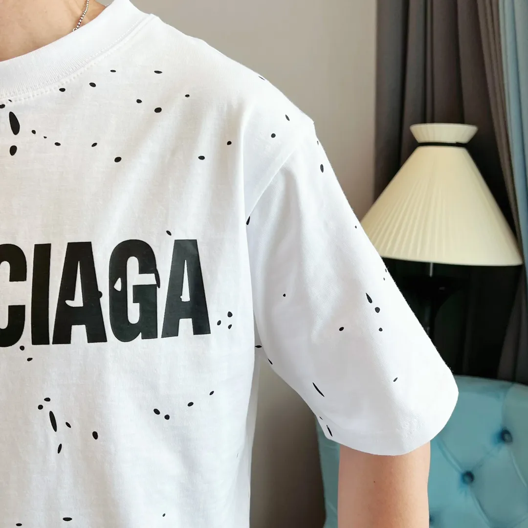 🎀Hot model pictures🎀【New】The top tested version BALENCIAGA 23SS spring and summer new style splash-ink distressed pure cotton short-sleeved T-shirt. The process adopts Kangli printing cracking effect. The front panel printing glue bursting effect uses imported transparent slurry to scrape the bottom to make the printing bursting feel uniform.  (PS: If this process is missing, the printing will easily fall off in large areas after cracking) Precise craftsmanship and full of details. The fabric has been washed, with special BB logo printing effect, and the whole body is painted. The starting version of the pipe network is 280 grams of double yarn pure cotton fabric. Color: Gray Black White Size: XS－L P:260