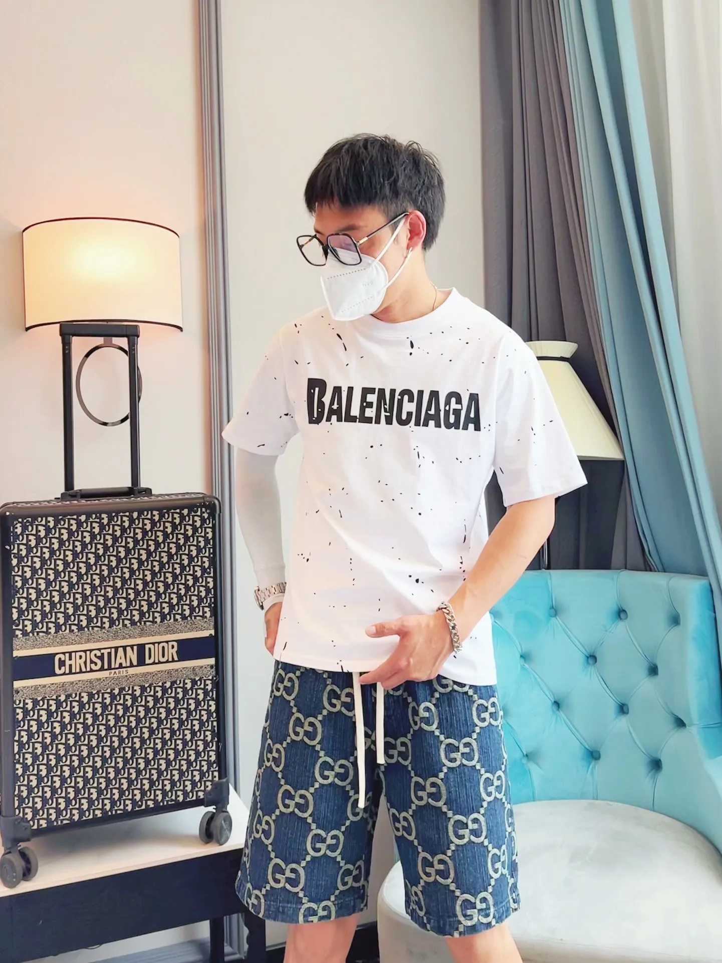 🎀Hot model pictures🎀【New】The top tested version BALENCIAGA 23SS spring and summer new style splash-ink distressed pure cotton short-sleeved T-shirt. The process adopts Kangli printing cracking effect. The front panel printing glue bursting effect uses imported transparent slurry to scrape the bottom to make the printing bursting feel uniform.  (PS: If this process is missing, the printing will easily fall off in large areas after cracking) Precise craftsmanship and full of details. The fabric has been washed, with special BB logo printing effect, and the whole body is painted. The starting version of the pipe network is 280 grams of double yarn pure cotton fabric. Color: Gray Black White Size: XS－L P:260