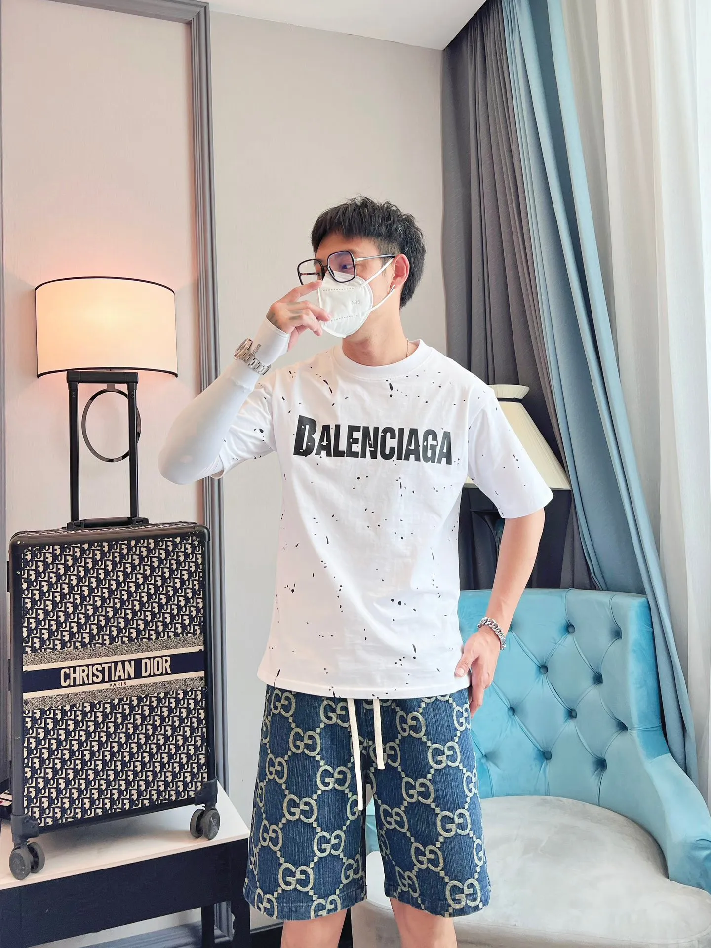🎀Hot model pictures🎀【New】The top tested version BALENCIAGA 23SS spring and summer new style splash-ink distressed pure cotton short-sleeved T-shirt. The process adopts Kangli printing cracking effect. The front panel printing glue bursting effect uses imported transparent slurry to scrape the bottom to make the printing bursting feel uniform.  (PS: If this process is missing, the printing will easily fall off in large areas after cracking) Precise craftsmanship and full of details. The fabric has been washed, with special BB logo printing effect, and the whole body is painted. The starting version of the pipe network is 280 grams of double yarn pure cotton fabric. Color: Gray Black White Size: XS－L P:260