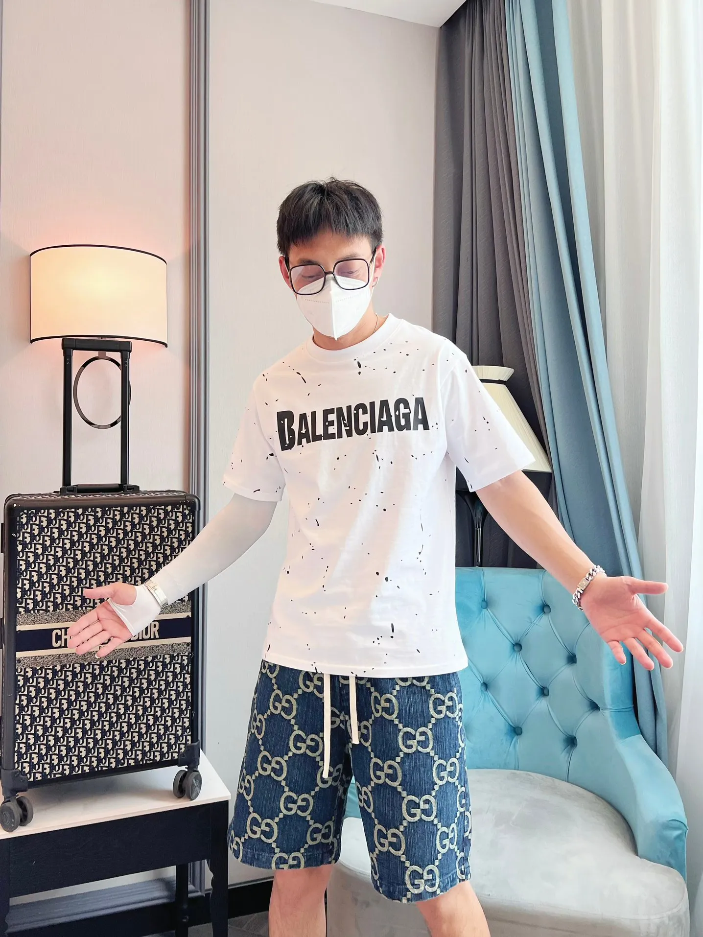 🎀Hot model pictures🎀【New】The top tested version BALENCIAGA 23SS spring and summer new style splash-ink distressed pure cotton short-sleeved T-shirt. The process adopts Kangli printing cracking effect. The front panel printing glue bursting effect uses imported transparent slurry to scrape the bottom to make the printing bursting feel uniform.  (PS: If this process is missing, the printing will easily fall off in large areas after cracking) Precise craftsmanship and full of details. The fabric has been washed, with special BB logo printing effect, and the whole body is painted. The starting version of the pipe network is 280 grams of double yarn pure cotton fabric. Color: Gray Black White Size: XS－L P:260