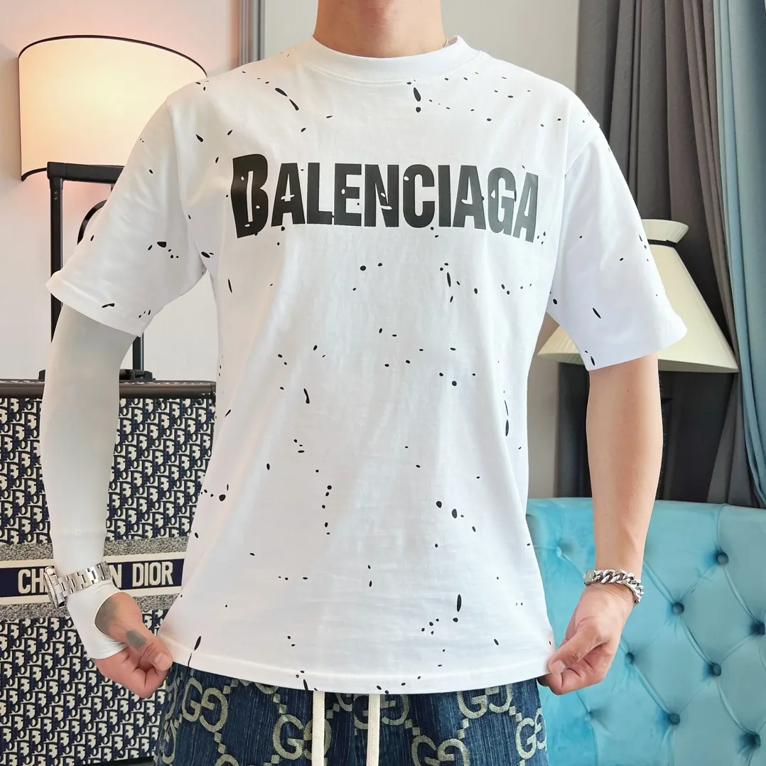 🎀Hot model pictures🎀【New】The top tested version BALENCIAGA 23SS spring and summer new style splash-ink distressed pure cotton short-sleeved T-shirt. The process adopts Kangli printing cracking effect. The front panel printing glue bursting effect uses imported transparent slurry to scrape the bottom to make the printing bursting feel uniform.  (PS: If this process is missing, the printing will easily fall off in large areas after cracking) Precise craftsmanship and full of details. The fabric has been washed, with special BB logo printing effect, and the whole body is painted. The starting version of the pipe network is 280 grams of double yarn pure cotton fabric. Color: Gray Black White Size: XS－L P:260