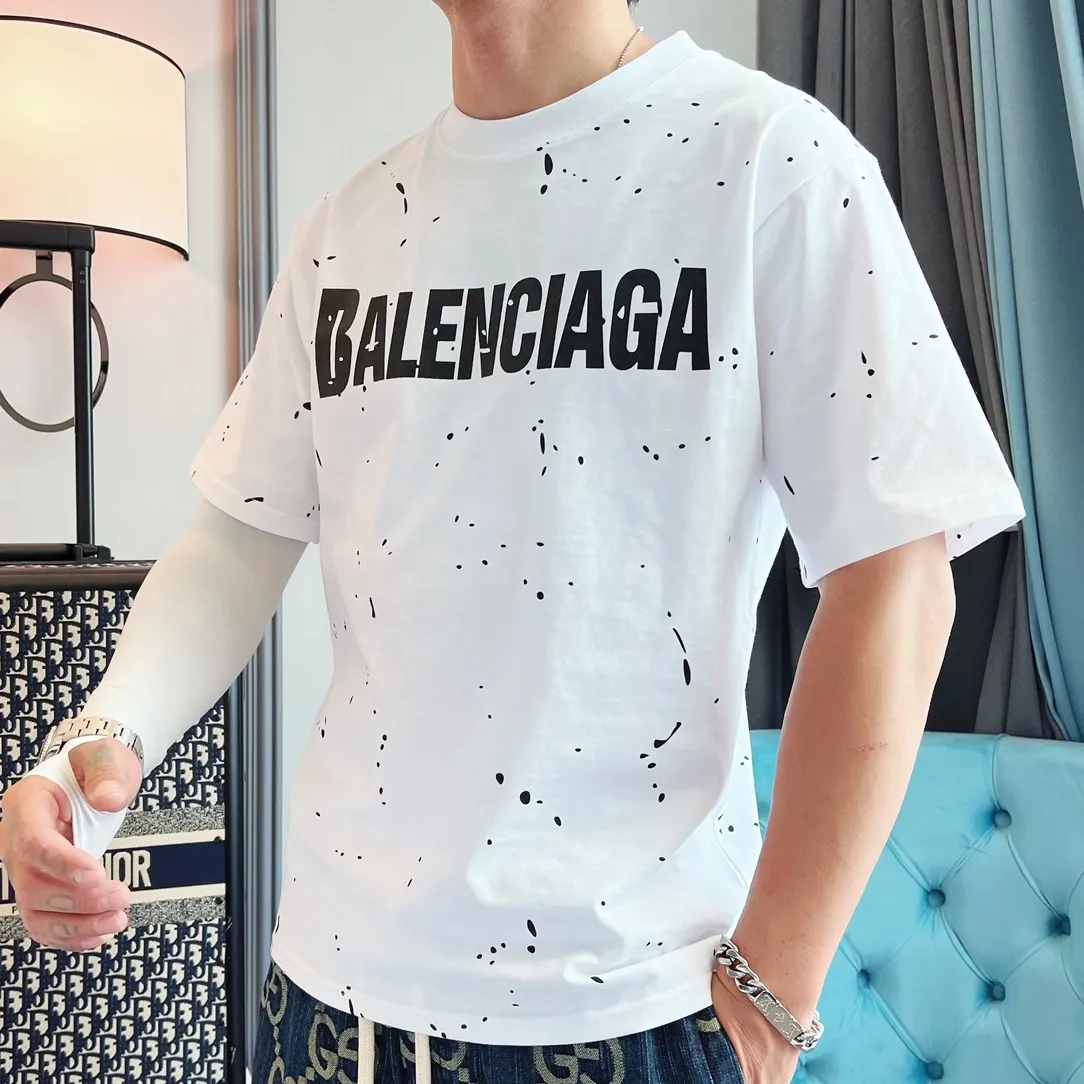 🎀Hot model pictures🎀【New】The top tested version BALENCIAGA 23SS spring and summer new style splash-ink distressed pure cotton short-sleeved T-shirt. The process adopts Kangli printing cracking effect. The front panel printing glue bursting effect uses imported transparent slurry to scrape the bottom to make the printing bursting feel uniform.  (PS: If this process is missing, the printing will easily fall off in large areas after cracking) Precise craftsmanship and full of details. The fabric has been washed, with special BB logo printing effect, and the whole body is painted. The starting version of the pipe network is 280 grams of double yarn pure cotton fabric. Color: Gray Black White Size: XS－L P:260
