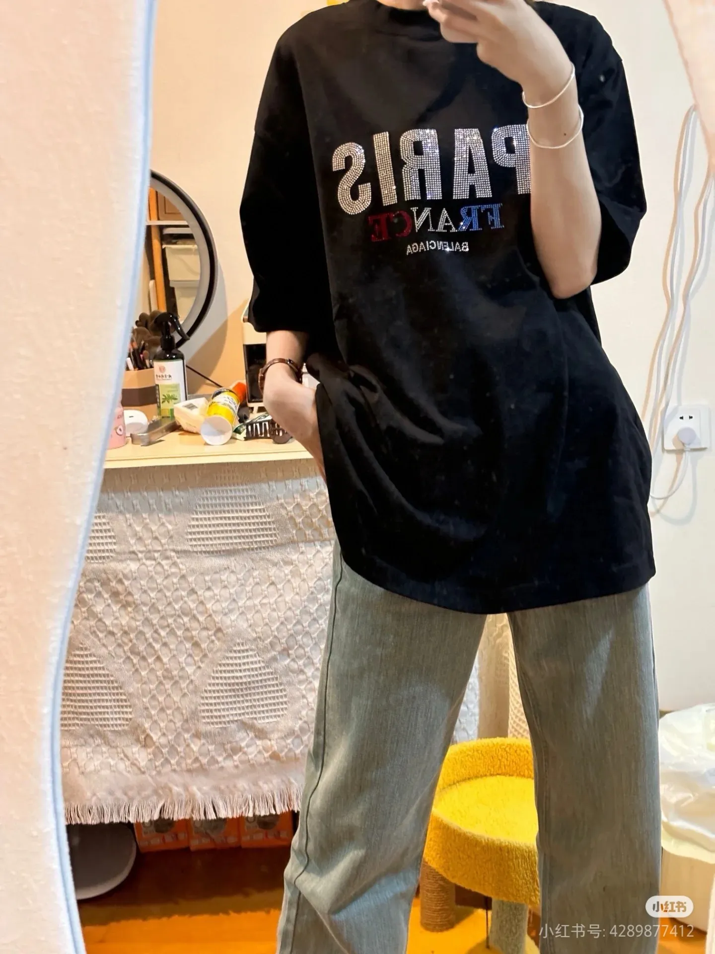 ♻️💯Reference model picture for the upper body❤️The top version of Balenciaga diamond-encrusted short-sleeved 2024SS new main wheat upper body. Printing uses imported elliptical machine glue printing to distinguish the market heat transfer process. Threaded neckline, sleeves and hem are frayed and cut. The effect is that the front computer scan is accurately aligned and the color of the printing is completely restored. The fabric is made of 32s240 grams. Three standards for large quantities + code number stickers + dust-proof paper with logo Size:Xs-L Color: Black P:310
