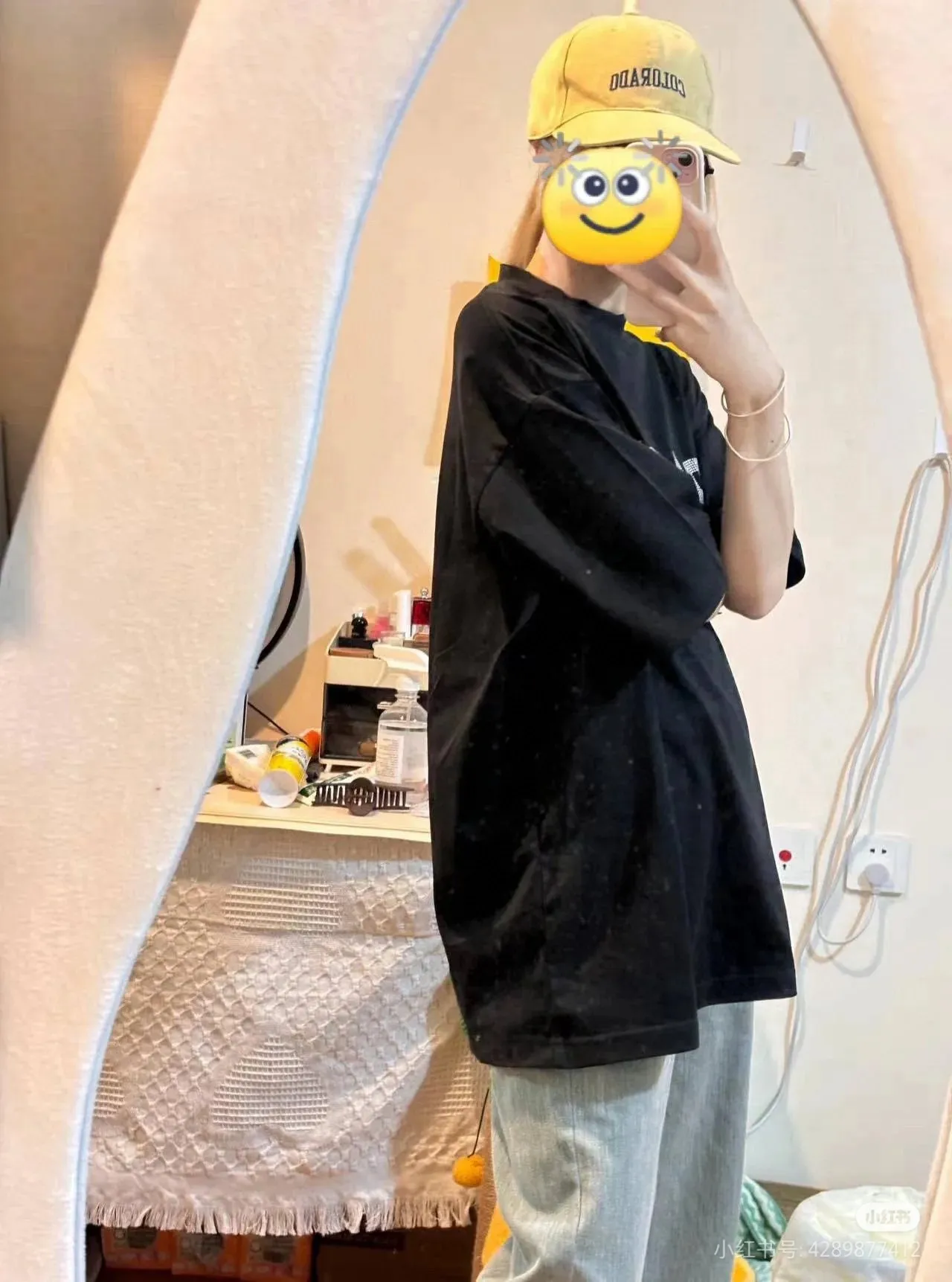 ♻️💯Reference model picture for the upper body❤️The top version of Balenciaga diamond-encrusted short-sleeved 2024SS new main wheat upper body. Printing uses imported elliptical machine glue printing to distinguish the market heat transfer process. Threaded neckline, sleeves and hem are frayed and cut. The effect is that the front computer scan is accurately aligned and the color of the printing is completely restored. The fabric is made of 32s240 grams. Three standards for large quantities + code number stickers + dust-proof paper with logo Size:Xs-L Color: Black P:310