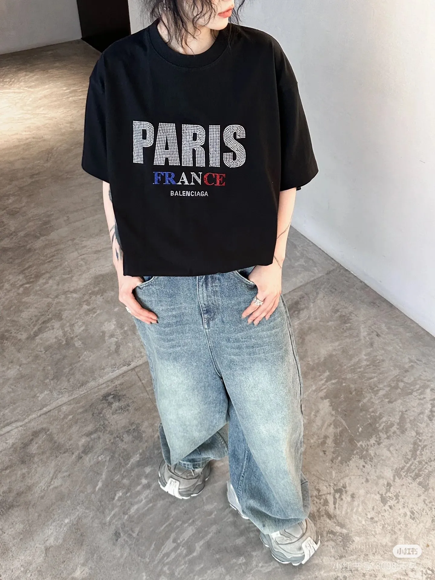 ♻️💯Reference model picture for the upper body❤️The top version of Balenciaga diamond-encrusted short-sleeved 2024SS new main wheat upper body. Printing uses imported elliptical machine glue printing to distinguish the market heat transfer process. Threaded neckline, sleeves and hem are frayed and cut. The effect is that the front computer scan is accurately aligned and the color of the printing is completely restored. The fabric is made of 32s240 grams. Three standards for large quantities + code number stickers + dust-proof paper with logo Size:Xs-L Color: Black P:310