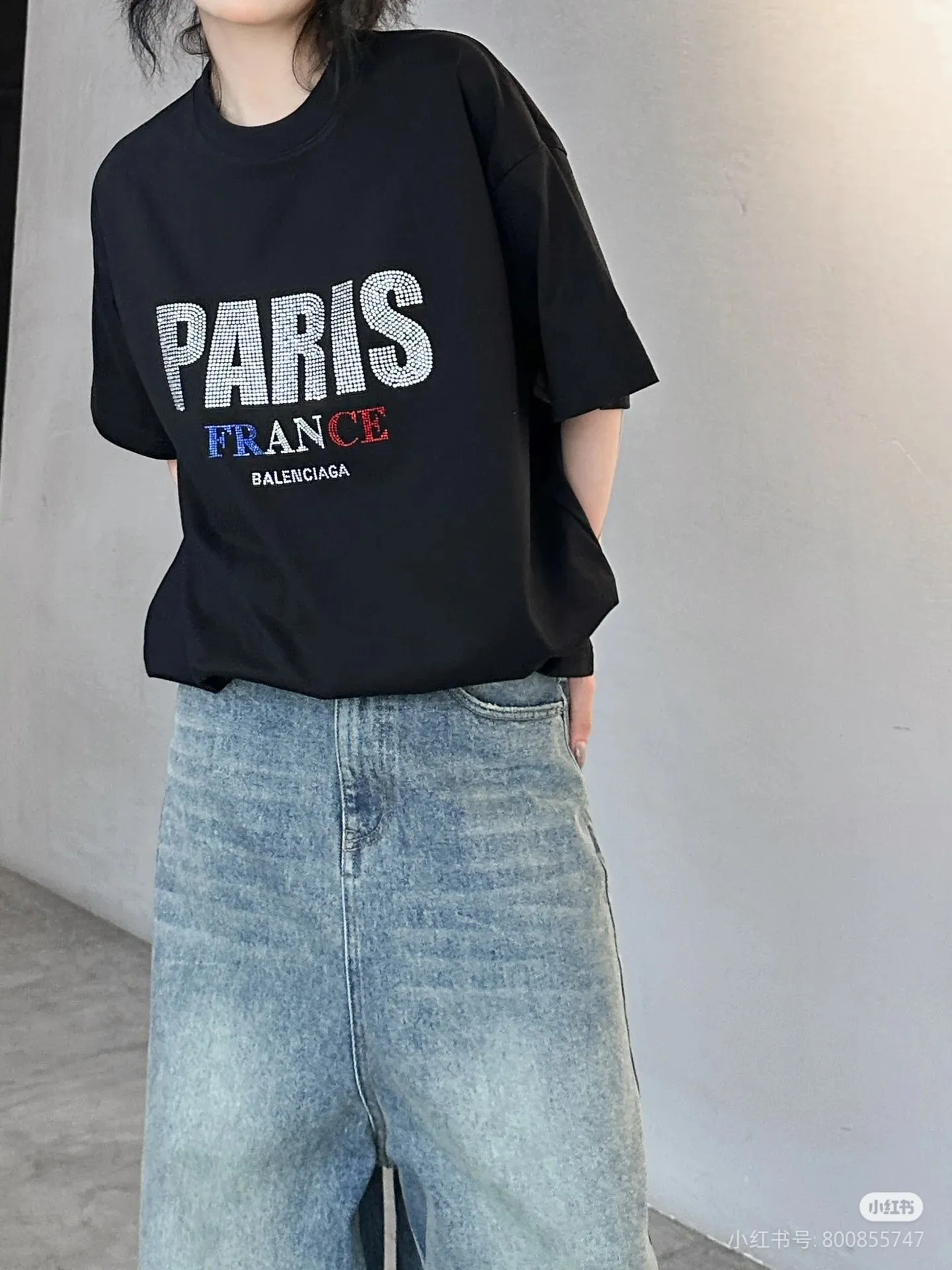 ♻️💯Reference model picture for the upper body❤️The top version of Balenciaga diamond-encrusted short-sleeved 2024SS new main wheat upper body. Printing uses imported elliptical machine glue printing to distinguish the market heat transfer process. Threaded neckline, sleeves and hem are frayed and cut. The effect is that the front computer scan is accurately aligned and the color of the printing is completely restored. The fabric is made of 32s240 grams. Three standards for large quantities + code number stickers + dust-proof paper with logo Size:Xs-L Color: Black P:310