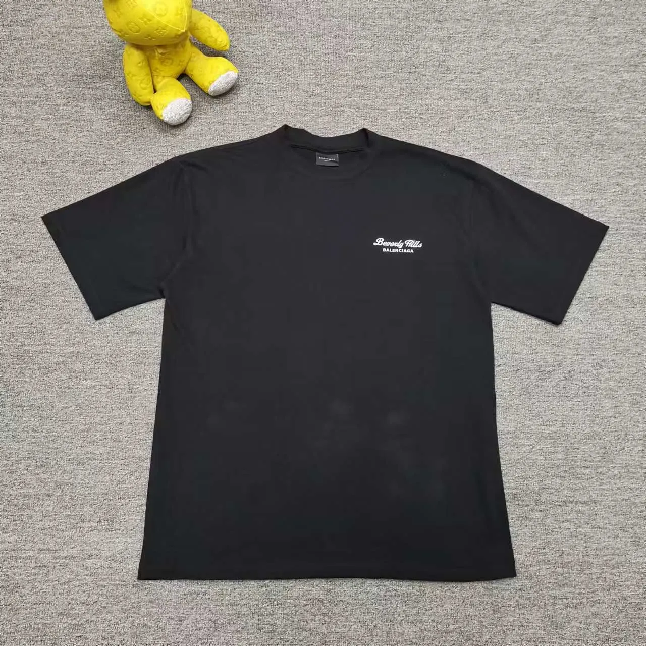 Top version of Balenciaga/Balenciaga's new round-neck short-sleeved T-shirt with small logo letter embroidery - - Purchase the original mold and make it, with a full set of customized accessories, details determine success or failure - Balenciaga is one of the most influential brands in the fashion industry. Founded in 1919 by Cristóbal Balenciaga and settled in Paris in 1936, he led many important fashion movements between 1930 and 1968. The representative ready-to-wear collection embodies the brand's identity - Fabric: 280 grams of custom-made double yarn high-density cotton fabric - Craftsmanship: The entire garment is precision embossed - Accessories: A complete set of original Balenciaga counter accessories - Available for both men and women Black - Size: XS S M L P: 260