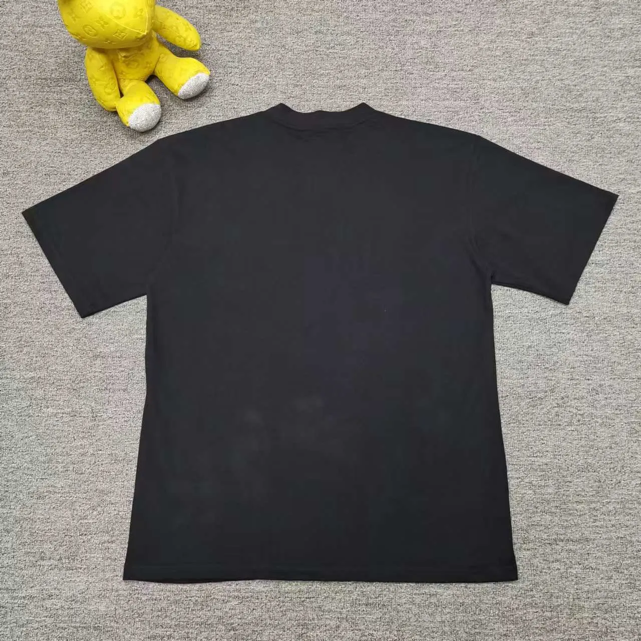 Top version of Balenciaga/Balenciaga's new round-neck short-sleeved T-shirt with small logo letter embroidery - - Purchase the original mold and make it, with a full set of customized accessories, details determine success or failure - Balenciaga is one of the most influential brands in the fashion industry. Founded in 1919 by Cristóbal Balenciaga and settled in Paris in 1936, he led many important fashion movements between 1930 and 1968. The representative ready-to-wear collection embodies the brand's identity - Fabric: 280 grams of custom-made double yarn high-density cotton fabric - Craftsmanship: The entire garment is precision embossed - Accessories: A complete set of original Balenciaga counter accessories - Available for both men and women Black - Size: XS S M L P: 260