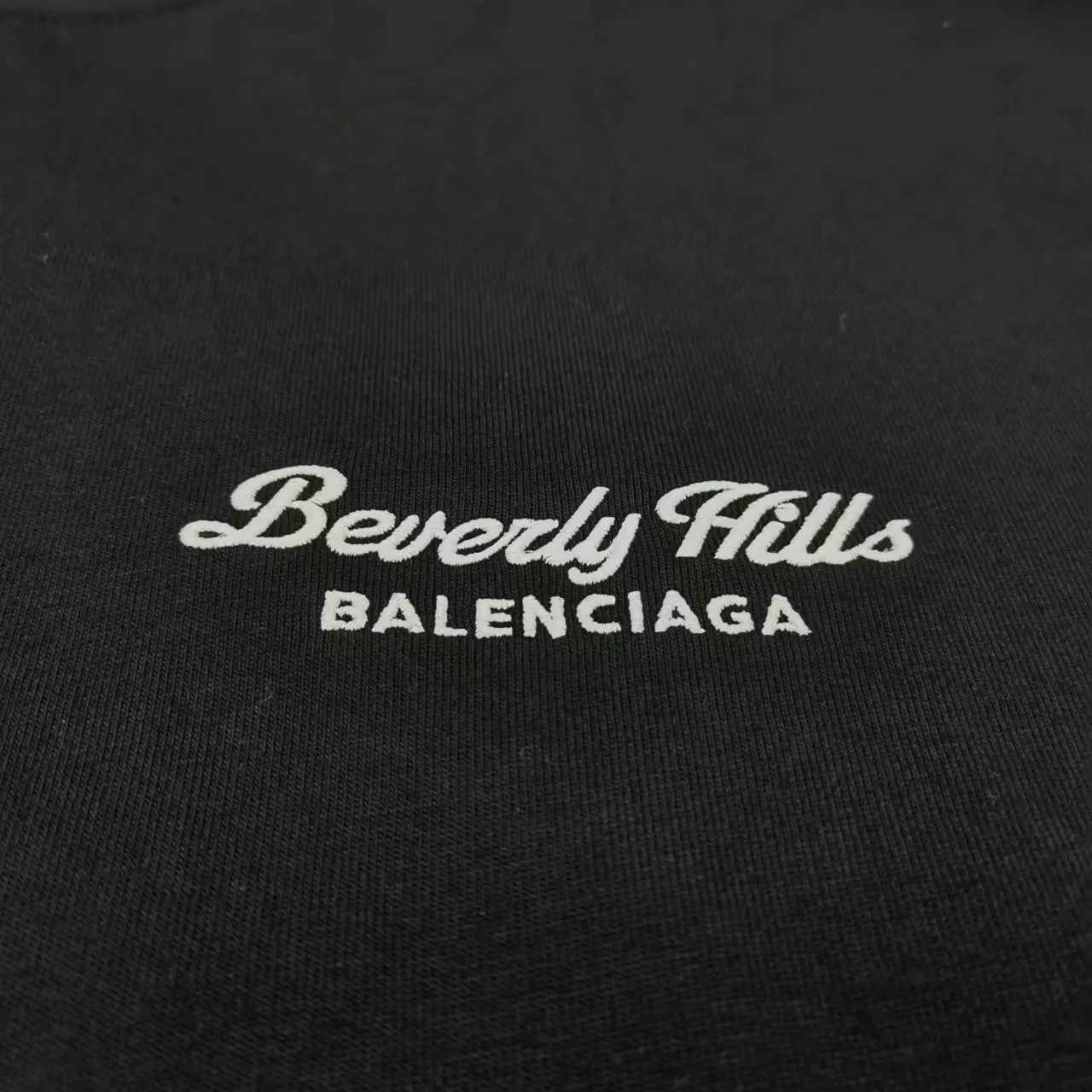 Top version of Balenciaga/Balenciaga's new round-neck short-sleeved T-shirt with small logo letter embroidery - - Purchase the original mold and make it, with a full set of customized accessories, details determine success or failure - Balenciaga is one of the most influential brands in the fashion industry. Founded in 1919 by Cristóbal Balenciaga and settled in Paris in 1936, he led many important fashion movements between 1930 and 1968. The representative ready-to-wear collection embodies the brand's identity - Fabric: 280 grams of custom-made double yarn high-density cotton fabric - Craftsmanship: The entire garment is precision embossed - Accessories: A complete set of original Balenciaga counter accessories - Available for both men and women Black - Size: XS S M L P: 260