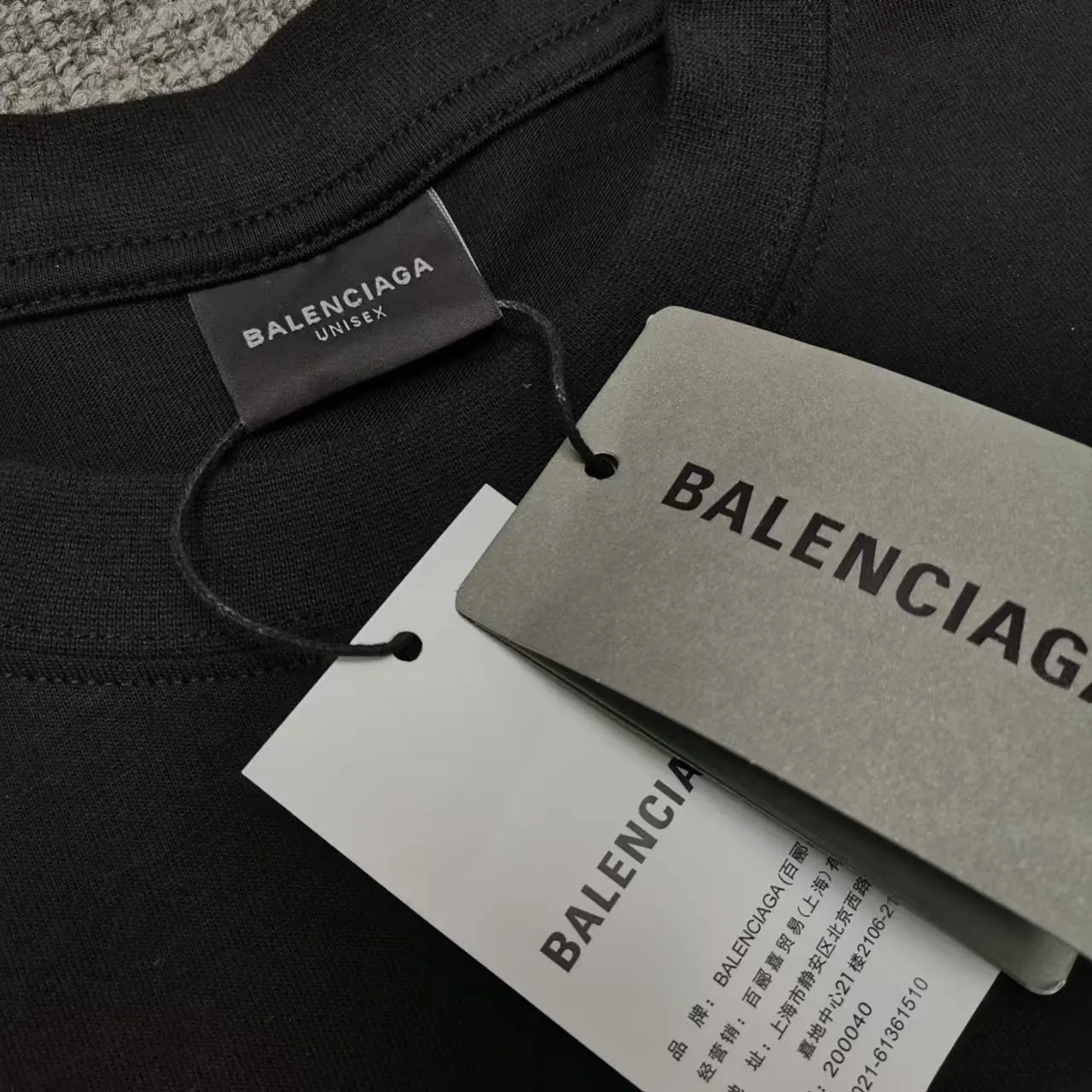 Top version of Balenciaga/Balenciaga's new round-neck short-sleeved T-shirt with small logo letter embroidery - - Purchase the original mold and make it, with a full set of customized accessories, details determine success or failure - Balenciaga is one of the most influential brands in the fashion industry. Founded in 1919 by Cristóbal Balenciaga and settled in Paris in 1936, he led many important fashion movements between 1930 and 1968. The representative ready-to-wear collection embodies the brand's identity - Fabric: 280 grams of custom-made double yarn high-density cotton fabric - Craftsmanship: The entire garment is precision embossed - Accessories: A complete set of original Balenciaga counter accessories - Available for both men and women Black - Size: XS S M L P: 260