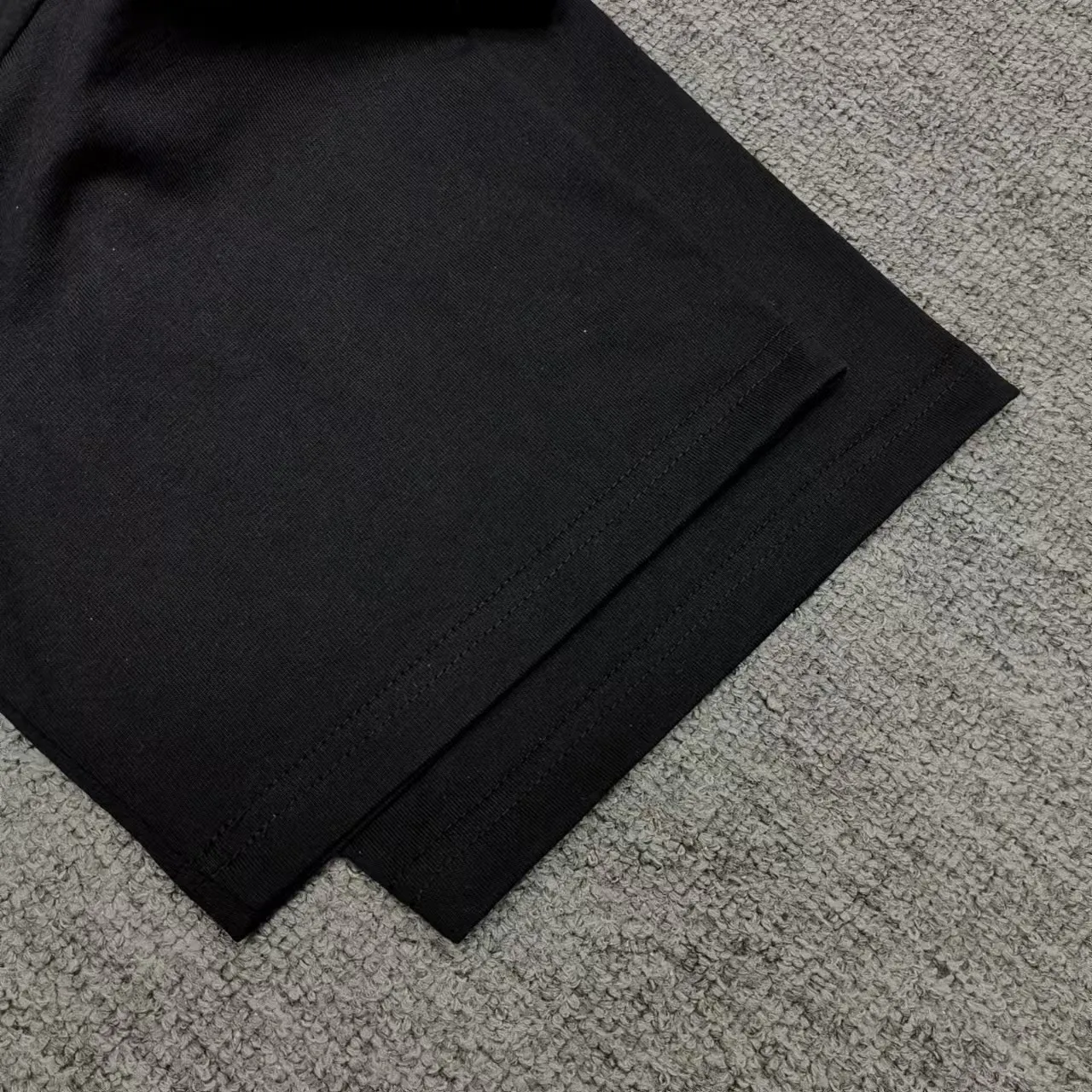 Top version of Balenciaga/Balenciaga's new round-neck short-sleeved T-shirt with small logo letter embroidery - - Purchase the original mold and make it, with a full set of customized accessories, details determine success or failure - Balenciaga is one of the most influential brands in the fashion industry. Founded in 1919 by Cristóbal Balenciaga and settled in Paris in 1936, he led many important fashion movements between 1930 and 1968. The representative ready-to-wear collection embodies the brand's identity - Fabric: 280 grams of custom-made double yarn high-density cotton fabric - Craftsmanship: The entire garment is precision embossed - Accessories: A complete set of original Balenciaga counter accessories - Available for both men and women Black - Size: XS S M L P: 260