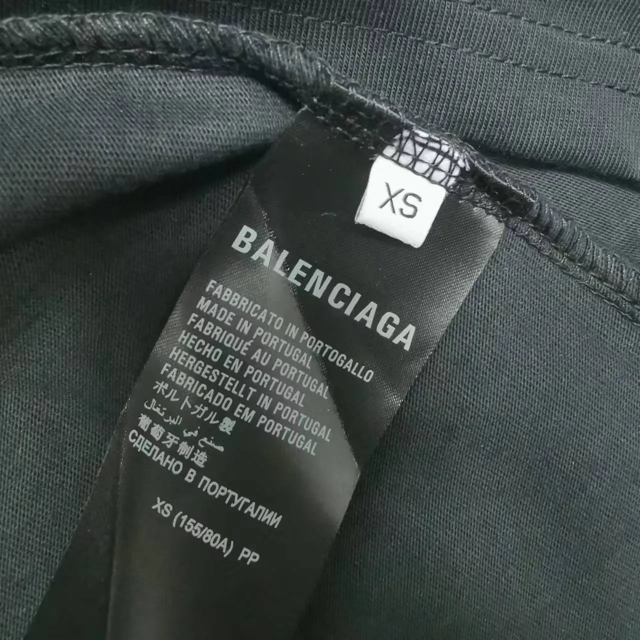 Top version of Balenciaga/Balenciaga's new round-neck short-sleeved T-shirt with small logo letter embroidery - - Purchase the original mold and make it, with a full set of customized accessories, details determine success or failure - Balenciaga is one of the most influential brands in the fashion industry. Founded in 1919 by Cristóbal Balenciaga and settled in Paris in 1936, he led many important fashion movements between 1930 and 1968. The representative ready-to-wear collection embodies the brand's identity - Fabric: 280 grams of custom-made double yarn high-density cotton fabric - Craftsmanship: The entire garment is precision embossed - Accessories: A complete set of original Balenciaga counter accessories - Available for both men and women Black - Size: XS S M L P: 260