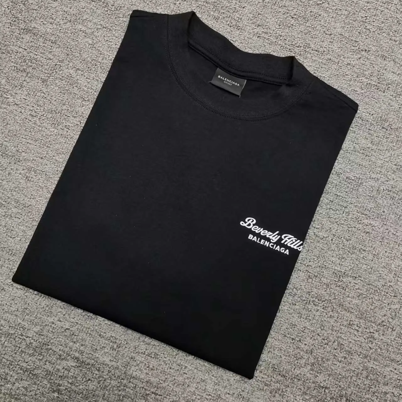 Top version of Balenciaga/Balenciaga's new round-neck short-sleeved T-shirt with small logo letter embroidery - - Purchase the original mold and make it, with a full set of customized accessories, details determine success or failure - Balenciaga is one of the most influential brands in the fashion industry. Founded in 1919 by Cristóbal Balenciaga and settled in Paris in 1936, he led many important fashion movements between 1930 and 1968. The representative ready-to-wear collection embodies the brand's identity - Fabric: 280 grams of custom-made double yarn high-density cotton fabric - Craftsmanship: The entire garment is precision embossed - Accessories: A complete set of original Balenciaga counter accessories - Available for both men and women Black - Size: XS S M L P: 260