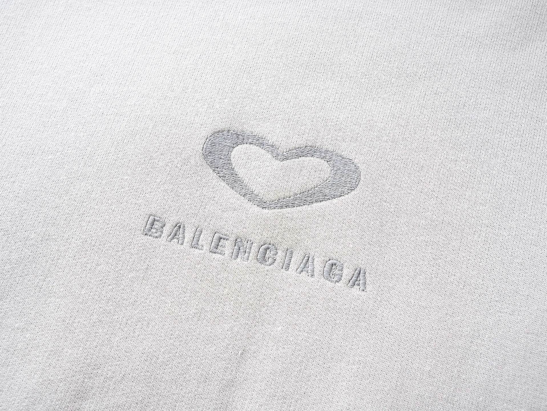 🅿️330 real photos [Top version. Official website quality] BALEN*GA/Paris.SS25 latest model, limited edition for Chinese Valentine's Day in Paris, hooded sweatshirt with love LOGO embroidery on the front and love LOGO printing on the back, synchronized with brick cabinets. Genuine product developed at the first time, welcome to compare! The fabric is made of Paris ZP custom-woven and dyed cotton sweatshirt. Weighing 460 grams, the cloth surface is clean. The cloth pattern is clear, soft and comfortable. The threads are dyed with no color difference. The embroidery is done using imported Tajima embroidery machines. The printing uses environmentally friendly imported rubber paddles. The letters are clear and the effect is three-dimensional. The version adopts OS loose shoulder design. Same style for men and women. Code: BL259968 Color: black, off-white Size: XS S M L