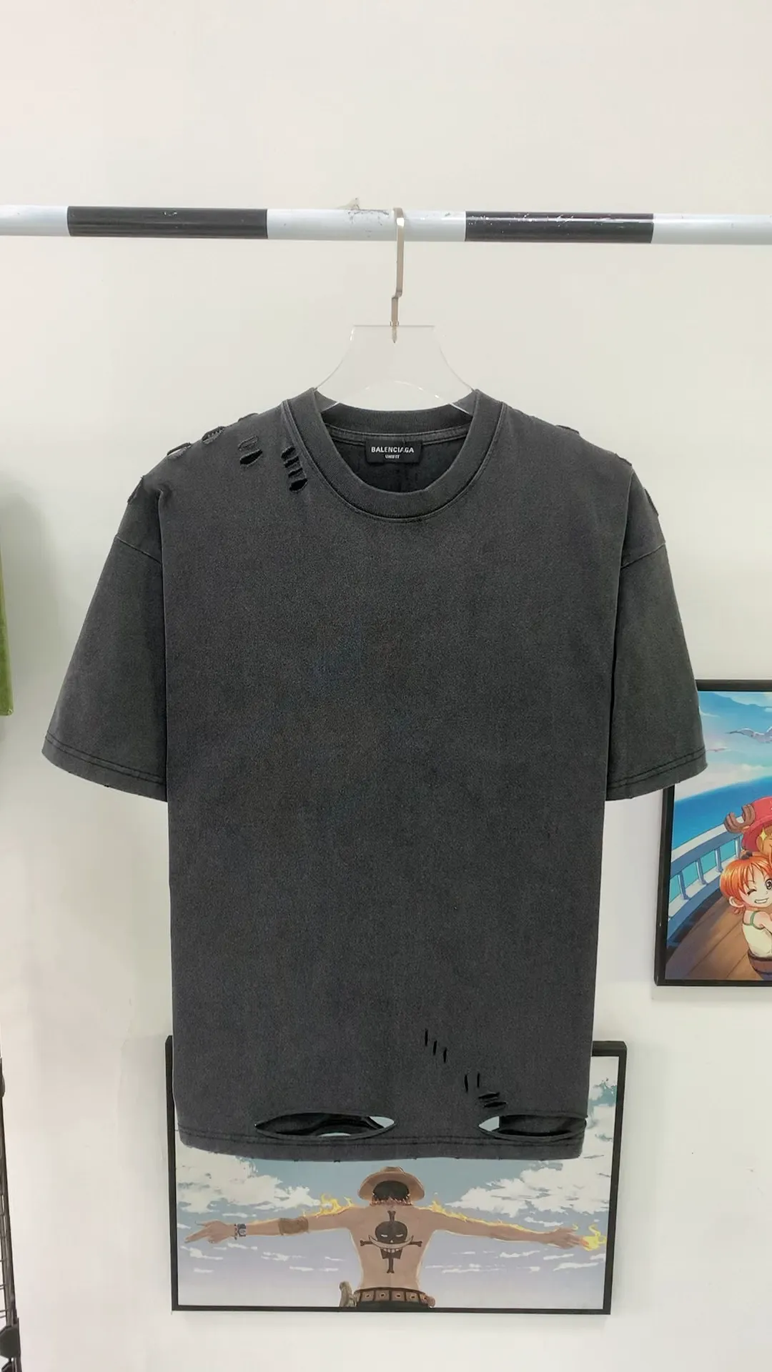 Frontal real-shot video————Top tested version BALENCIAGA/Balenciaga The most hole-in-the-back pure cotton short-sleeved T-shirt for male and female couples. It seems to be a simple hole or print. In fact, it is not simple at all. 100% imported machine restoration. The details, workmanship and fabrics are consistent with the original product. Guaranteed no color difference with the counter. Feel free to compare. Note that the threaded necklines are all original collars from certain countries. High wrapping. The width of the neckline and cabinets are accurate to the millimeter. The thick neckline is not easy to deform. The collars of high-end goods are all restored to the cabinets, which distinguishes the large collars of ordinary garbage in the world. Different styles of washed wheat main wheat, including imported wheat, have different colors and codes. Really restore the counter. As we all know, Balenciaga's collar labels in each quarter have different English or colors. It distinguishes the fast food products of the world's common main wheat washed wheat. Pay attention to the workmanship. The stitches at the neckline are not folded. They are smooth and natural without overlapping lines. They are truly restored. The fabric is made of 280g Paris-specific double yarn. There is really no way to compare with the ordinary version on the market. Correct printing details Correct double yarn high weight thread Correct packaging details Color: black Size XS - L P: 290
