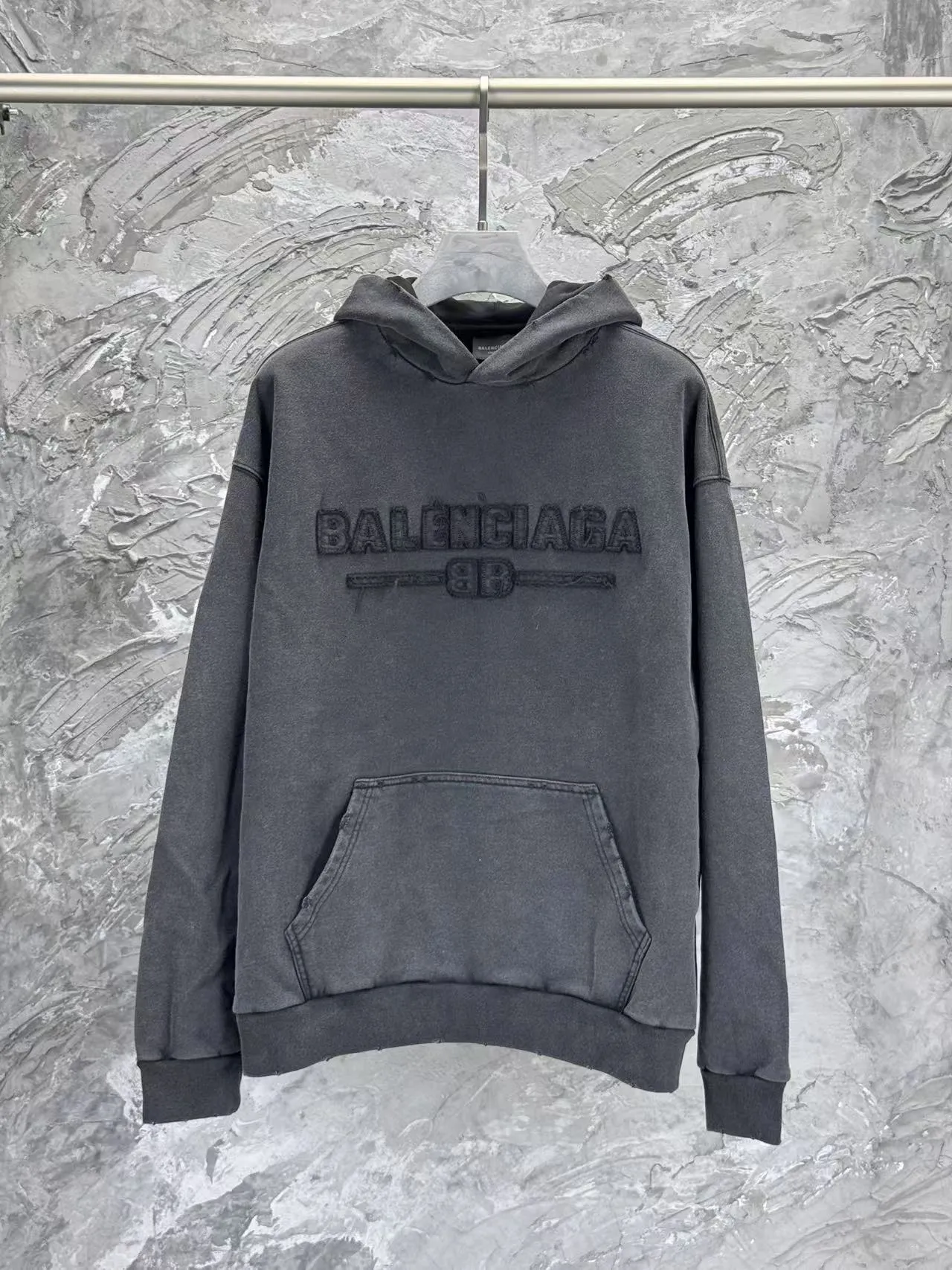 🅿️370 BALENCI*GA Paris' latest hooded long-sleeved sweatshirt with chest patch with letter LOGO. The classic letter LOGO on the front is patched and embroidered with an imported Tajima embroidery machine. The master manually positions and hand-grinds the fixed points. The ready-made garments are washed, aged and worn. Overweight craftsmanship. The effect is three-dimensional. Exclusively pattern-woven and dyed 460g fabric. Threads are dyed in the same vat with zero color difference. Brick cabinet synchronization. Welcome to compare. Same style for men and women -Color: washed black -SIZE: Xs S M L style number 8960#