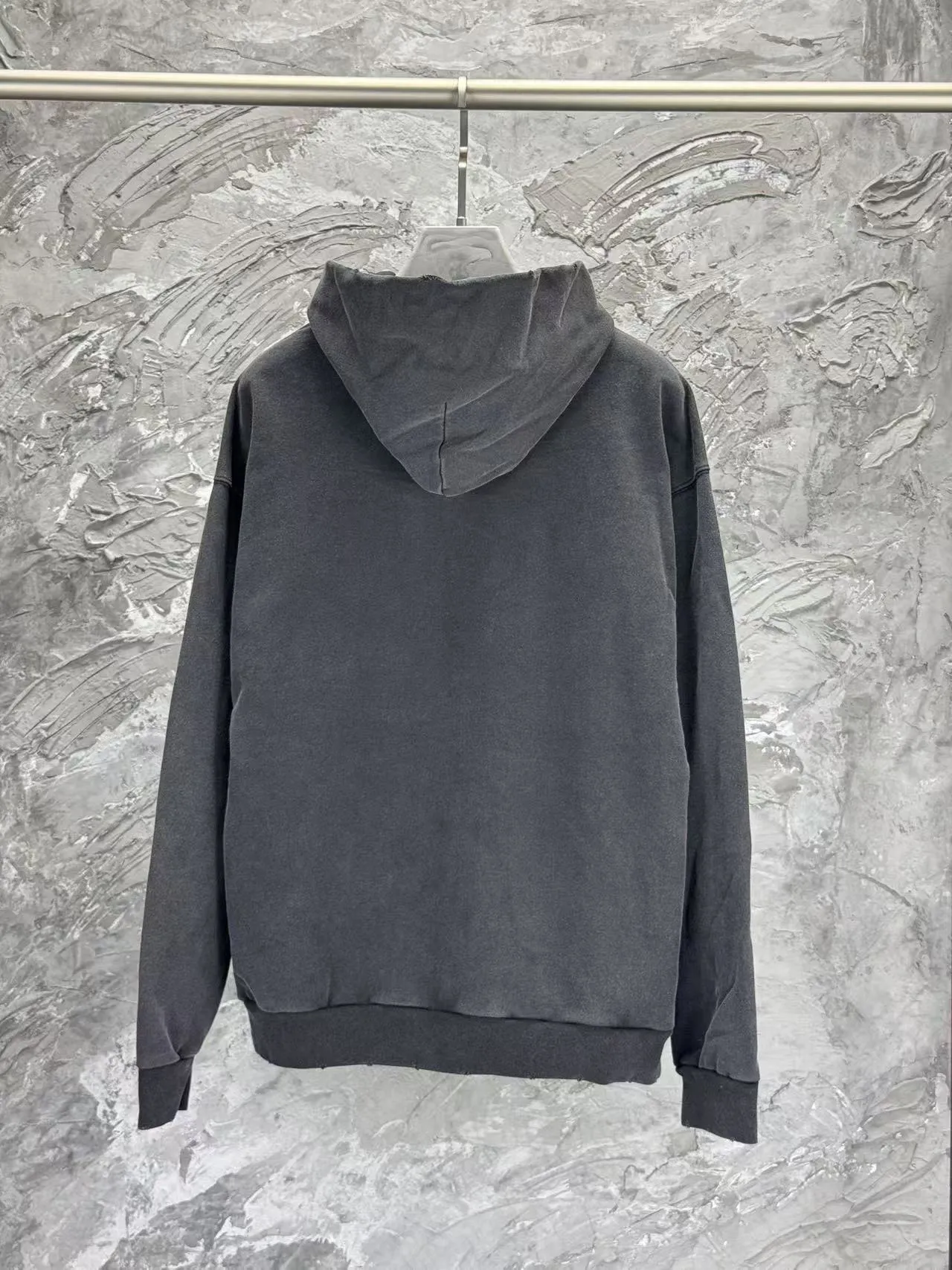 🅿️370 BALENCI*GA Paris' latest hooded long-sleeved sweatshirt with chest patch with letter LOGO. The classic letter LOGO on the front is patched and embroidered with an imported Tajima embroidery machine. The master manually positions and hand-grinds the fixed points. The ready-made garments are washed, aged and worn. Overweight craftsmanship. The effect is three-dimensional. Exclusively pattern-woven and dyed 460g fabric. Threads are dyed in the same vat with zero color difference. Brick cabinet synchronization. Welcome to compare. Same style for men and women -Color: washed black -SIZE: Xs S M L style number 8960#