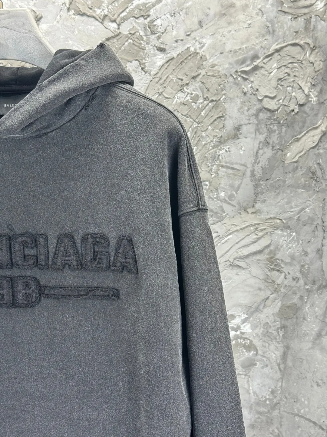 🅿️370 BALENCI*GA Paris' latest hooded long-sleeved sweatshirt with chest patch with letter LOGO. The classic letter LOGO on the front is patched and embroidered with an imported Tajima embroidery machine. The master manually positions and hand-grinds the fixed points. The ready-made garments are washed, aged and worn. Overweight craftsmanship. The effect is three-dimensional. Exclusively pattern-woven and dyed 460g fabric. Threads are dyed in the same vat with zero color difference. Brick cabinet synchronization. Welcome to compare. Same style for men and women -Color: washed black -SIZE: Xs S M L style number 8960#