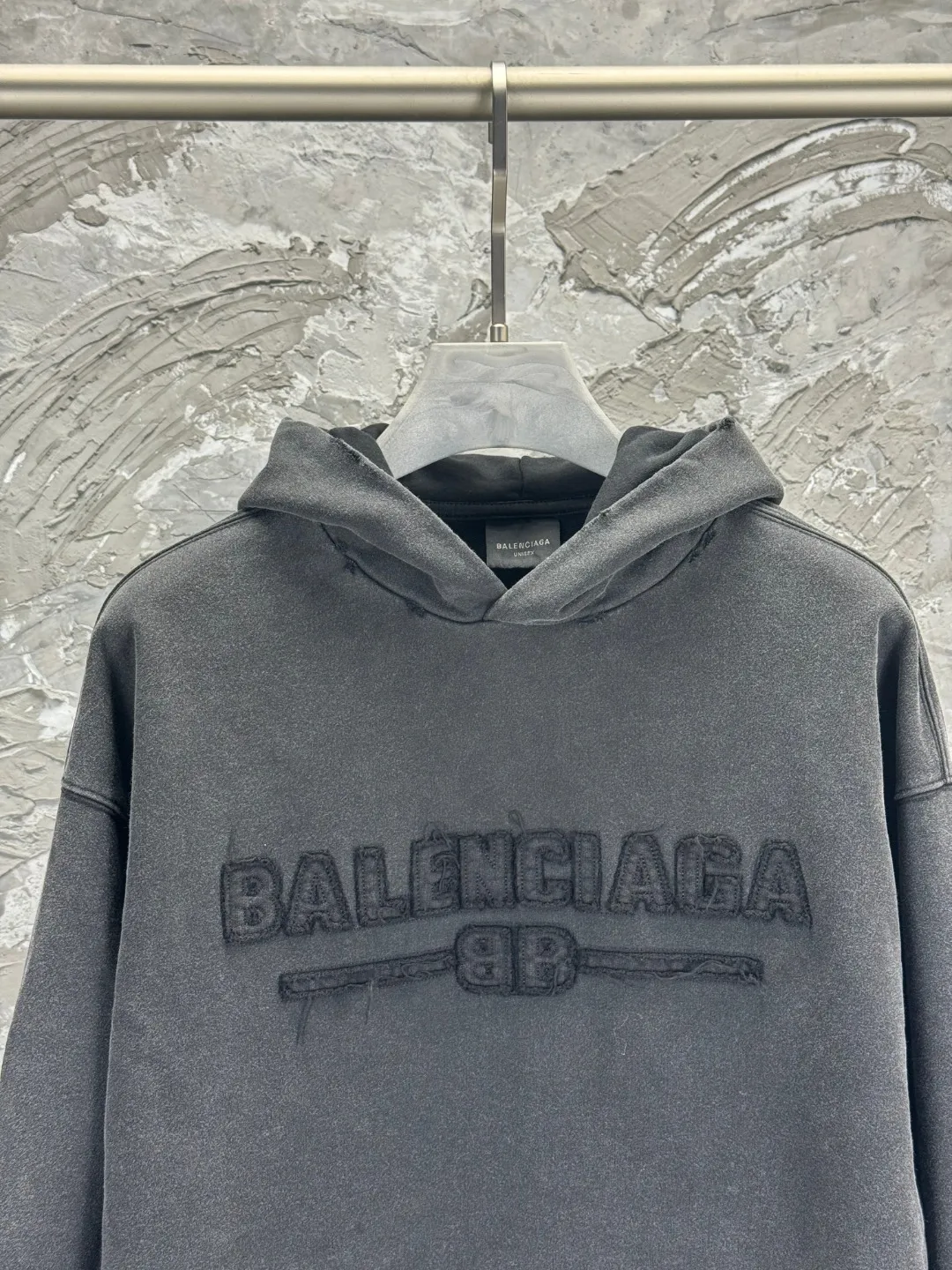 🅿️370 BALENCI*GA Paris' latest hooded long-sleeved sweatshirt with chest patch with letter LOGO. The classic letter LOGO on the front is patched and embroidered with an imported Tajima embroidery machine. The master manually positions and hand-grinds the fixed points. The ready-made garments are washed, aged and worn. Overweight craftsmanship. The effect is three-dimensional. Exclusively pattern-woven and dyed 460g fabric. Threads are dyed in the same vat with zero color difference. Brick cabinet synchronization. Welcome to compare. Same style for men and women -Color: washed black -SIZE: Xs S M L style number 8960#