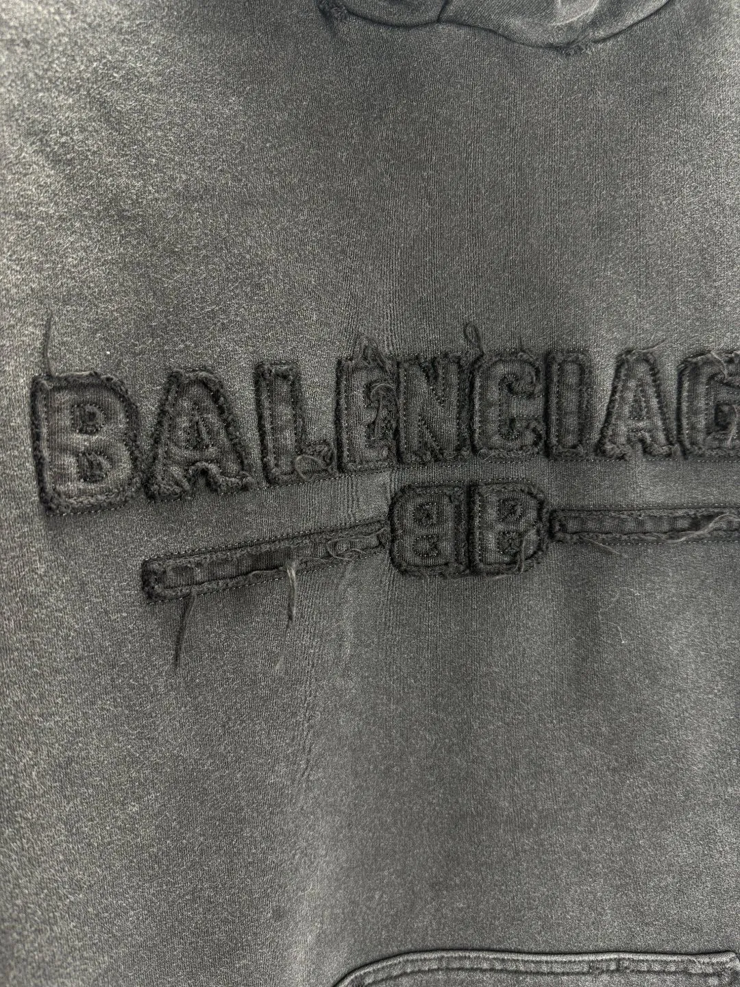 🅿️370 BALENCI*GA Paris' latest hooded long-sleeved sweatshirt with chest patch with letter LOGO. The classic letter LOGO on the front is patched and embroidered with an imported Tajima embroidery machine. The master manually positions and hand-grinds the fixed points. The ready-made garments are washed, aged and worn. Overweight craftsmanship. The effect is three-dimensional. Exclusively pattern-woven and dyed 460g fabric. Threads are dyed in the same vat with zero color difference. Brick cabinet synchronization. Welcome to compare. Same style for men and women -Color: washed black -SIZE: Xs S M L style number 8960#