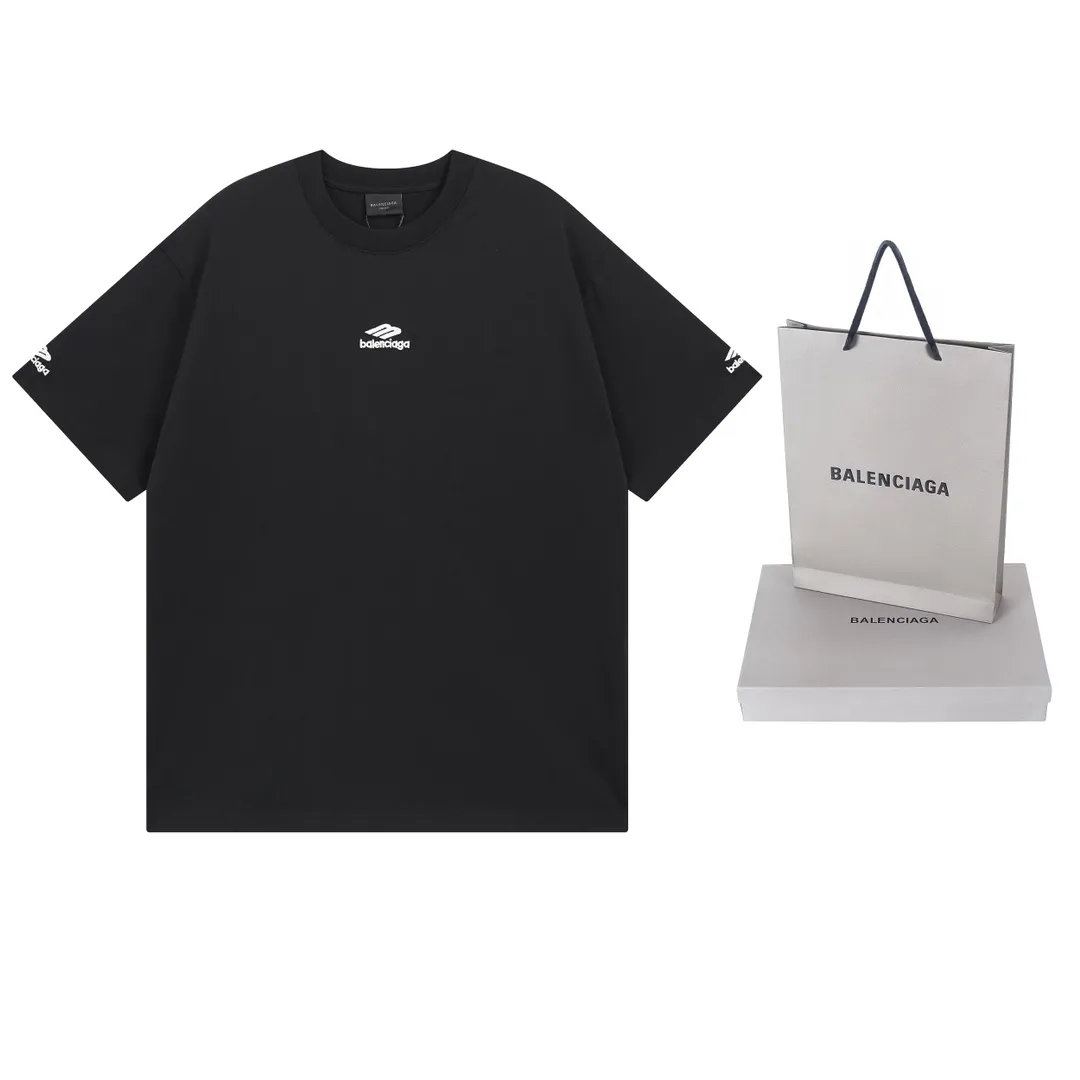 🅿️174 photos [Top version. Official website quality] BALENCI*GA/Paris BALENCI*GA# New style, 2025 new ski series 3B classic LOGO, short-sleeved T-shirt with micro-label embroidery on the left and right cuffs of the chest. Brick cabinet synchronization. Welcome to compare. The fabric is made of Paris ZP custom-woven and dyed 100% cotton double-yarn compact cotton. The weight is 260 grams. The cloth surface is clean. The cloth pattern is clear. It is soft and comfortable. It has good color fastness and is not easy to change color. The threads are woven and dyed with no color difference. The embroidery is done using a Tajima embroidery machine, and the letters are three-dimensional. Comparisons welcome. Restore brick cabinet. The version adopts OS loose shoulder version. Same style for men and women. Code: BL223612 Color: black, white Size: XS S M L