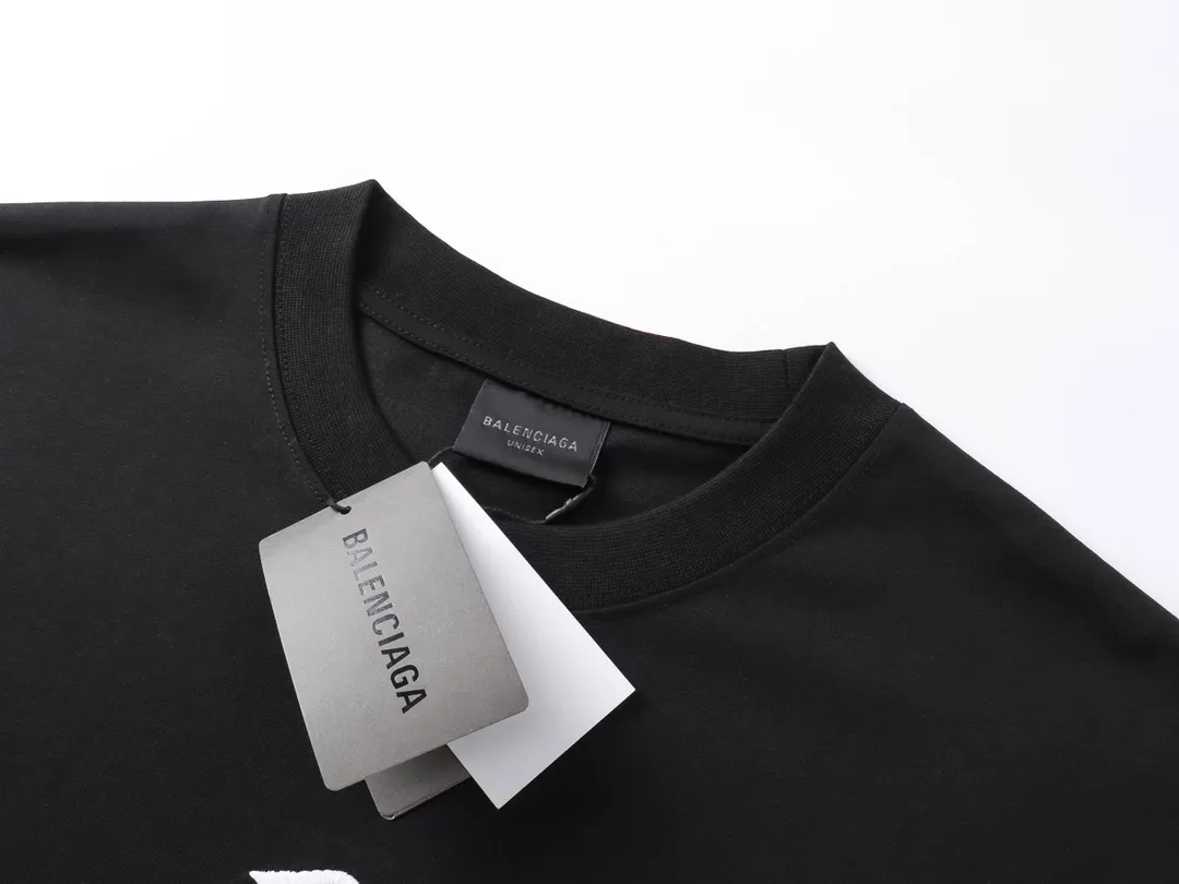🅿️174 photos [Top version. Official website quality] BALENCI*GA/Paris BALENCI*GA# New style, 2025 new ski series 3B classic LOGO, short-sleeved T-shirt with micro-label embroidery on the left and right cuffs of the chest. Brick cabinet synchronization. Welcome to compare. The fabric is made of Paris ZP custom-woven and dyed 100% cotton double-yarn compact cotton. The weight is 260 grams. The cloth surface is clean. The cloth pattern is clear. It is soft and comfortable. It has good color fastness and is not easy to change color. The threads are woven and dyed with no color difference. The embroidery is done using a Tajima embroidery machine, and the letters are three-dimensional. Comparisons welcome. Restore brick cabinet. The version adopts OS loose shoulder version. Same style for men and women. Code: BL223612 Color: black, white Size: XS S M L