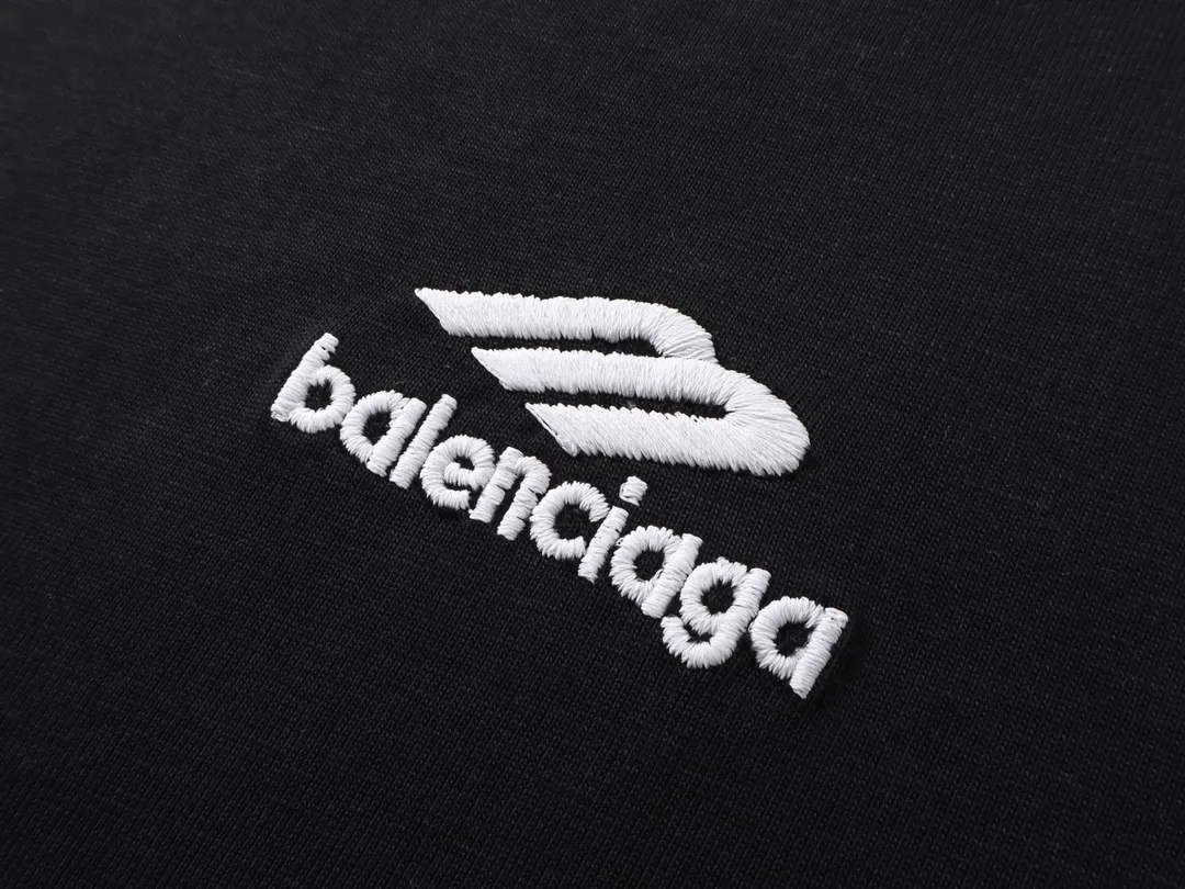🅿️174 photos [Top version. Official website quality] BALENCI*GA/Paris BALENCI*GA# New style, 2025 new ski series 3B classic LOGO, short-sleeved T-shirt with micro-label embroidery on the left and right cuffs of the chest. Brick cabinet synchronization. Welcome to compare. The fabric is made of Paris ZP custom-woven and dyed 100% cotton double-yarn compact cotton. The weight is 260 grams. The cloth surface is clean. The cloth pattern is clear. It is soft and comfortable. It has good color fastness and is not easy to change color. The threads are woven and dyed with no color difference. The embroidery is done using a Tajima embroidery machine, and the letters are three-dimensional. Comparisons welcome. Restore brick cabinet. The version adopts OS loose shoulder version. Same style for men and women. Code: BL223612 Color: black, white Size: XS S M L