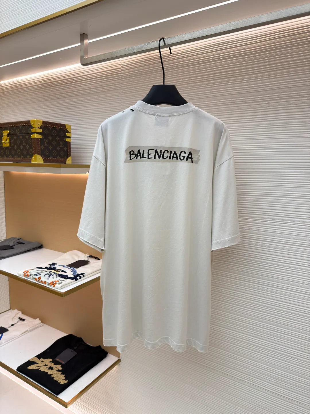 Balenciaga white background glue printed round neck short sleeves ●Original version: purchased and developed for 6500 ●Item number: 1681596-A15 ●Fabric: retro plain knitted fabric ●Technology: Glue printing production ●Color: white ●Version: fitted version ●Weight: about 255g ●Size: Thread, weight is 270g. The weight of the fabric ensures lightness and breathability. The 24-count yarn gives the fabric a delicate and smooth texture, and the plain knitted structure brings good skin-friendliness and moderate elasticity. The fabric has been washed in faded gray, which not only gives it a unique retro look and softens the color, but also achieves a pre-softening effect on the touch, eliminating the stiffness of new fabric and giving the garment a comfortable and soft old material feel when worn for the first time. Dark floral dot multi-layer overlay printing is an advanced printing technology that combines fine patterns and three-dimensional layers. Its core is to use high-mesh dot plate making to overprint transparent or light-colored printing paste on the fabric base multiple times with micron-level precision. Each overlay is accurately aligned to form a faint dark flower texture. The printing pattern does not rely on bright colors, but creates subtle light and shadow gradients and tactile layering on the surface of the fabric through the thickness difference of slurry accumulation and light refraction. The pattern shows subtle changes at different angles, combining visual depth and long-lasting washability. The overall wiring is straight and delicate, the fabric is comfortable and soft, and the color is consistent without color difference. It can be matched with the same style to create a fashionable look and control various occasions. Customized accessories, complete with three standards, same style for men and women!