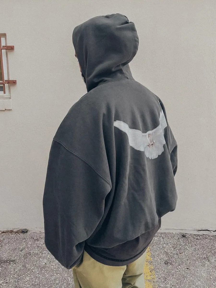 ♻️💯Reference model picture for upper body❤️Top tested version YEEZY co-branded GAP co-branded BALENCIAGA three-party co-branded peace dove theme male and female couple star same style pure cotton hoodie sweatshirt Justin Bieber concert same style upper body of many stars detonating the trend market oversiez street style Fabric: This year this fabric can be said to be the ceiling in the industry, the quality is directly full, and the 460g double-strand terry with high-end and high-end positioning is used. Who knows if you get started? The four colors are all original and dyed. There is no color difference with the original. Details: The collar label is original hot stamped and restored one to one. The size is the same. The code mark is clear. The washing wheat is copied word for word. The front letters are water transfer printing, which is light and clear. And the pigeon at the back has put a lot of effort into restoring it. Countless versions have been made. The pigeon has numerous small cracks in different shades. PS: Do not wash by soaking, violent washing, or warm water. Color: washed black, charcoal gray, cement white, brown Size: S-XL P:410