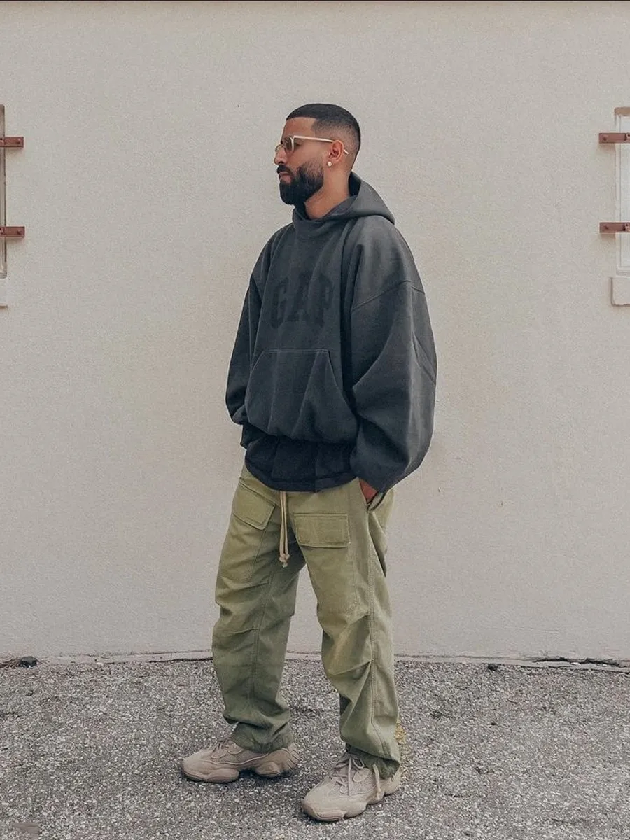 ♻️💯Reference model picture for upper body❤️Top tested version YEEZY co-branded GAP co-branded BALENCIAGA three-party co-branded peace dove theme male and female couple star same style pure cotton hoodie sweatshirt Justin Bieber concert same style upper body of many stars detonating the trend market oversiez street style Fabric: This year this fabric can be said to be the ceiling in the industry, the quality is directly full, and the 460g double-strand terry with high-end and high-end positioning is used. Who knows if you get started? The four colors are all original and dyed. There is no color difference with the original. Details: The collar label is original hot stamped and restored one to one. The size is the same. The code mark is clear. The washing wheat is copied word for word. The front letters are water transfer printing, which is light and clear. And the pigeon at the back has put a lot of effort into restoring it. Countless versions have been made. The pigeon has numerous small cracks in different shades. PS: Do not wash by soaking, violent washing, or warm water. Color: washed black, charcoal gray, cement white, brown Size: S-XL P:410