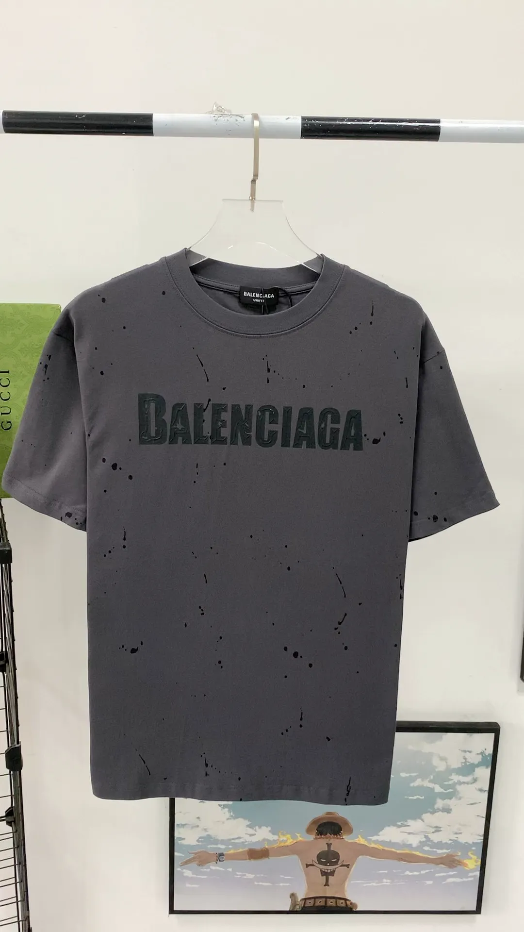 Frontal real shot video - the top tested version BALENCIAGA 23SS new spring and summer splash-ink distressed pure cotton short-sleeved T-shirt. The process uses Kornit printing and cracking effect. The front panel printing glue bursting effect uses imported transparent slurry to scrape the bottom to make the printing bursting feel uniform. (PS: If this process is missing, the printing will easily fall off in large areas after cracking) Precise craftsmanship and full of details. The fabric has been washed, with special BB logo printing effect, and the whole body is painted. The starting version of the pipe network is 280 grams of double yarn pure cotton fabric. Color: Gray Black White Size: XS－L P:260