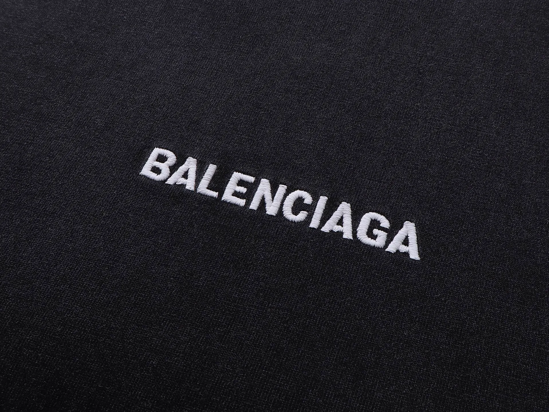 🅿️200 real photos [Top version. Official website quality] BALENCI*GA/Paris BALENCI*GA# new style, 2025 new model with Paris letters LOGO embroidery on the chest, exquisite micro-embroidery on the left and right cuffs, ready-made washed and distressed short-sleeved T-shirts, and brick cabinet synchronization. Welcome to compare. The fabric is made of Paris ZP custom-woven and dyed 100% cotton double-yarn compact cotton. The weight is 260 grams. The cloth surface is clean. The cloth pattern is clear. It is soft and comfortable. It has good color fastness and is not easy to change color. The threads are woven and dyed with no color difference. The embroidery is done using a Tajima embroidery machine, with clear patterns and three-dimensional letters. Comparisons welcome. Restore brick cabinet. The version adopts OS loose shoulder version. Same style for men and women. Code: BL253699 Color: black, white Size: XS S M L